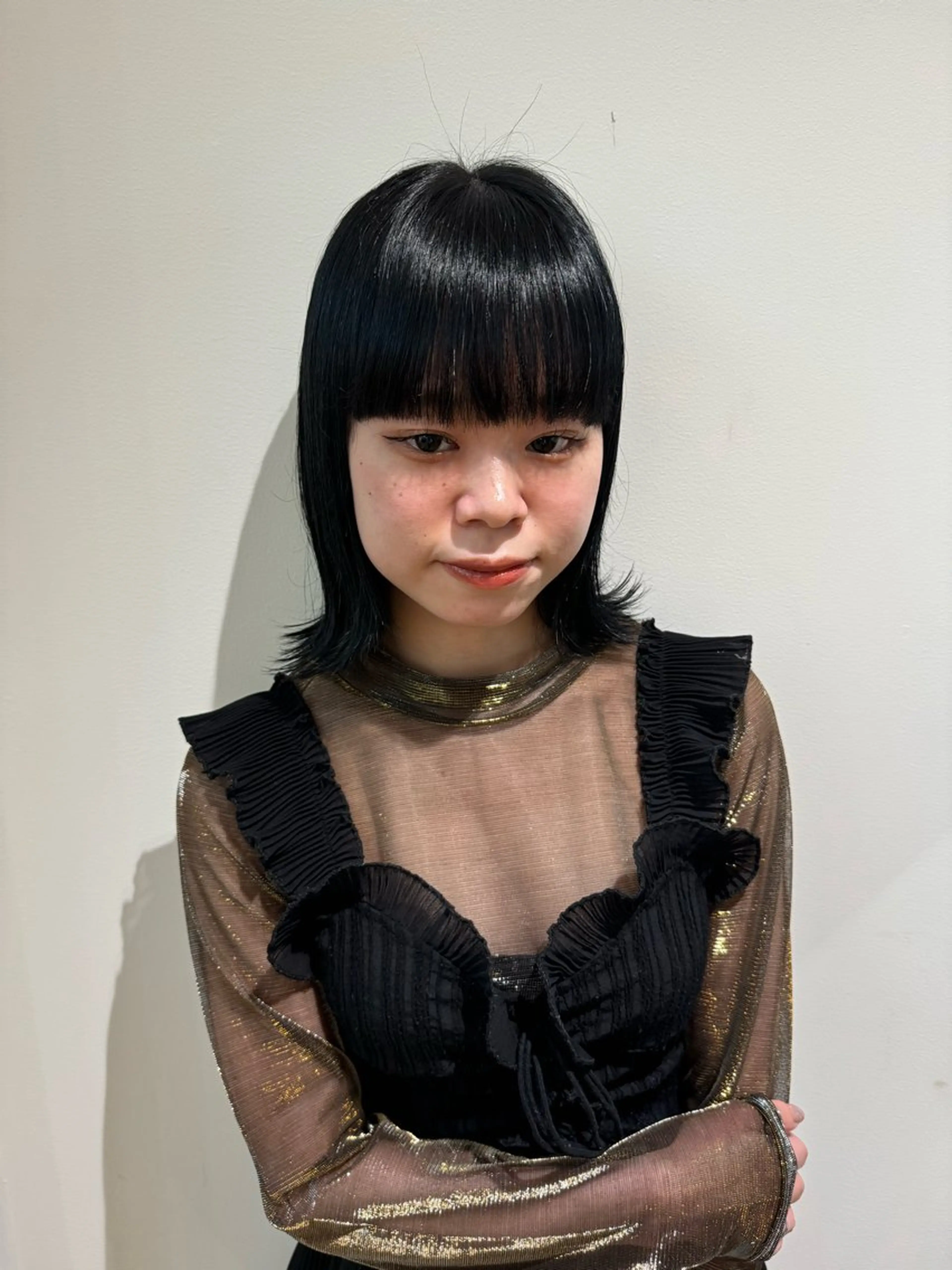 ミディアム カラー 黒髪 ブルーカラー ブルーブラック 吉留 文月のヘアスタイル