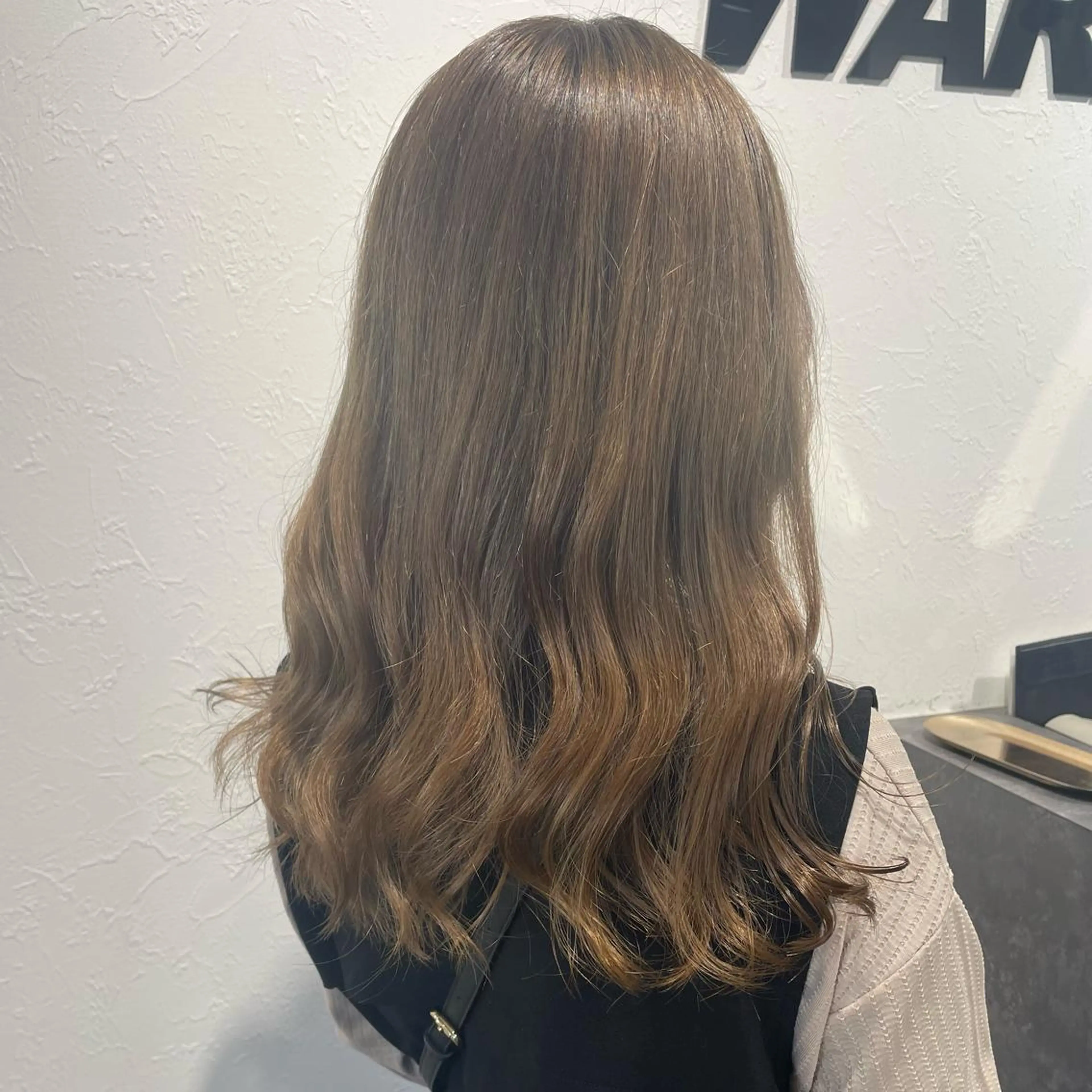 セミロング カラー shiho .のヘアスタイル