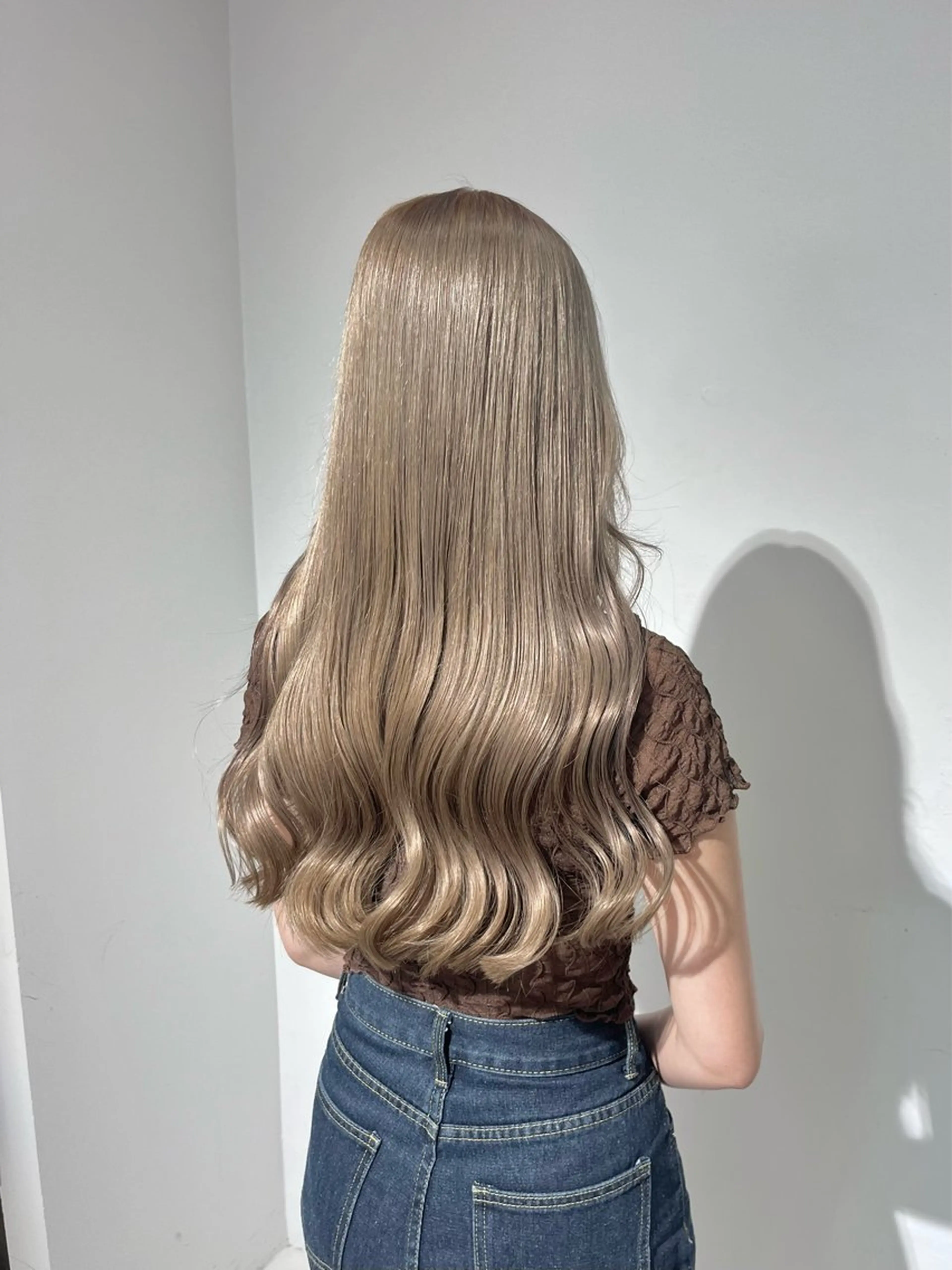 ロング カラー ベージュカラー ミルクティーベージュ allum SAKURAのヘアスタイル