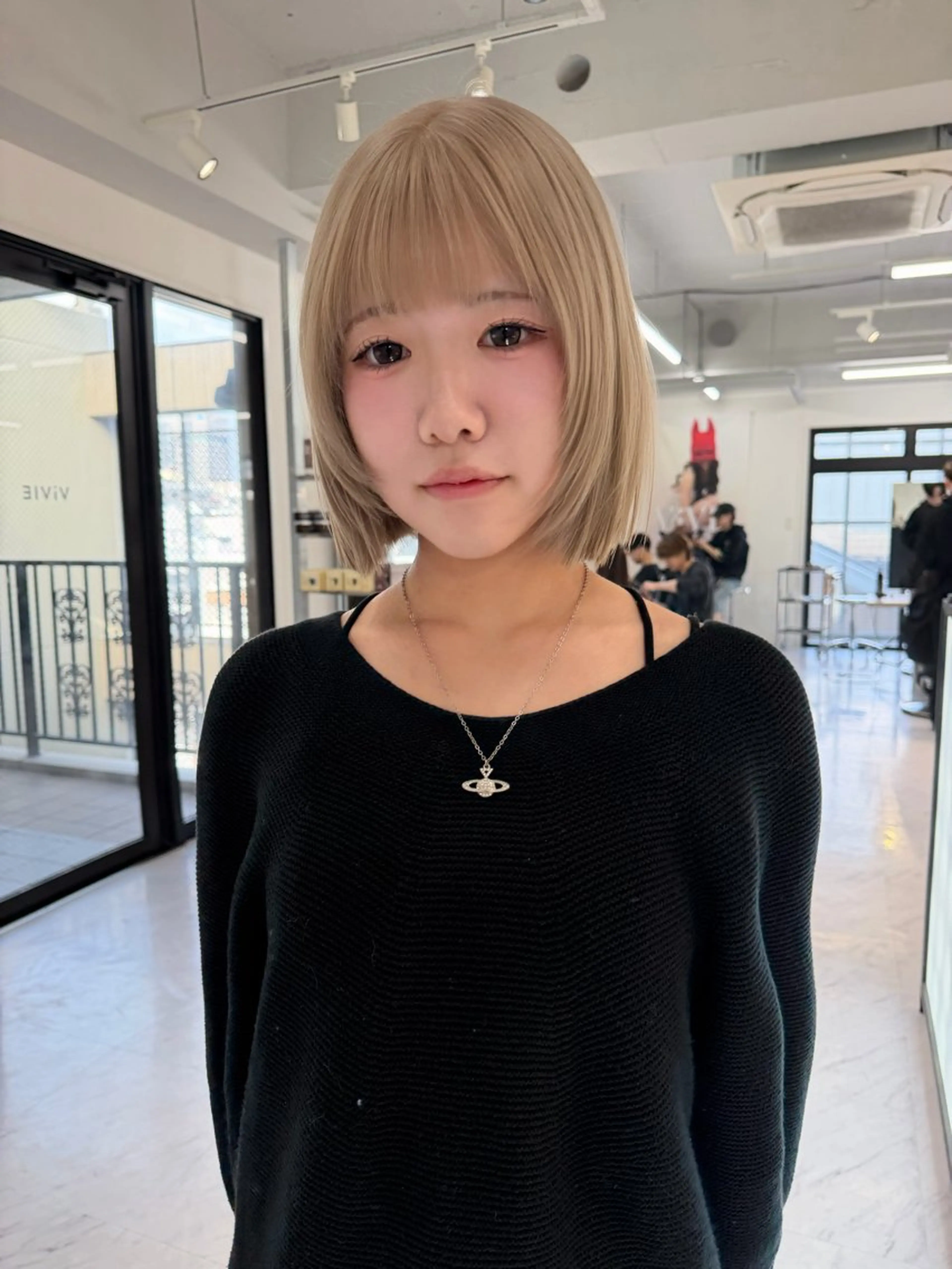 ショート カラー ベージュカラー ブリーチ ケアブリーチ デザインカラー ダブルカラー ヘアカラー トリートメント TATSUブリーチ/ ミルクティーベージュのヘアスタイル