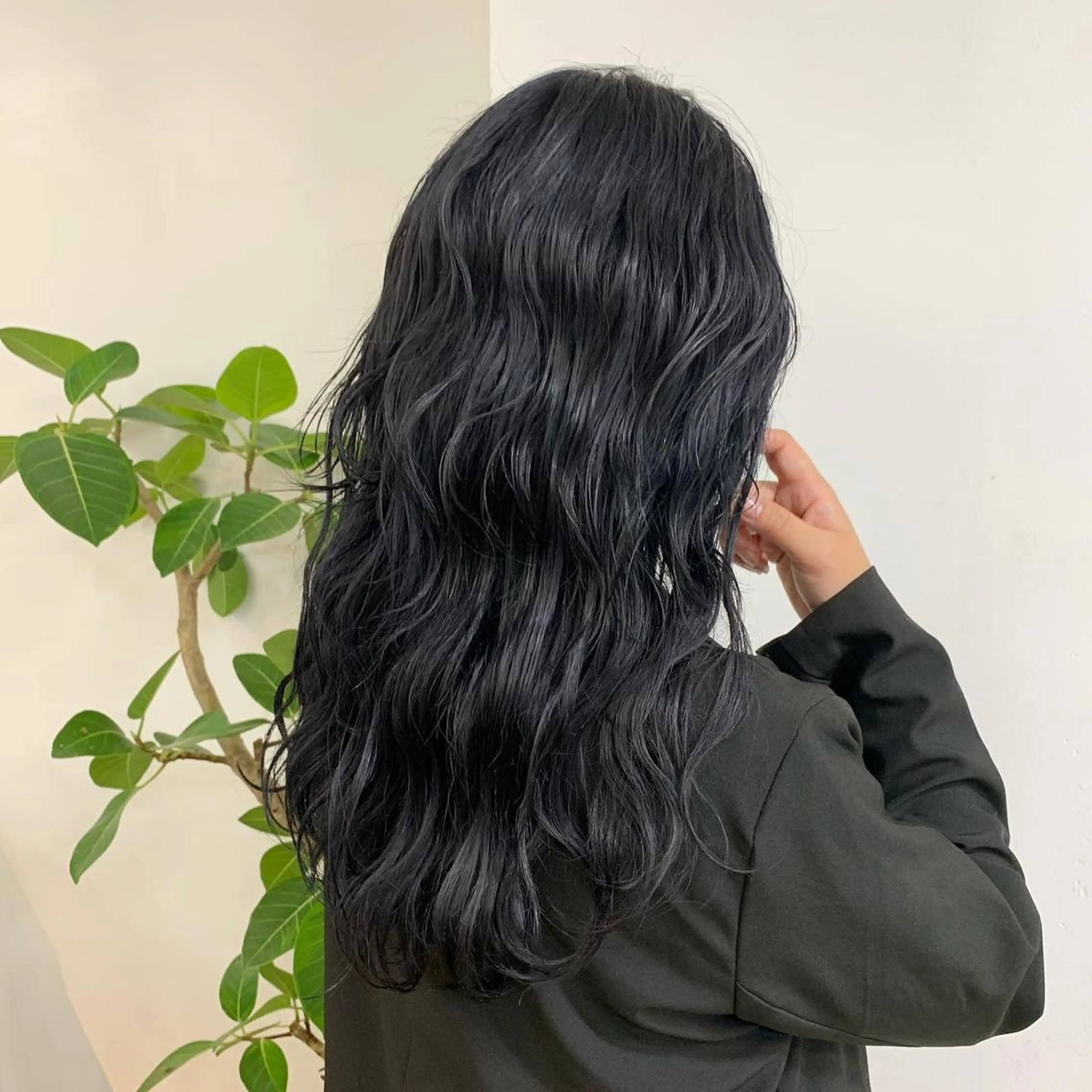 ロング カラー 黒髪 ブルーカラー ブルーブラック ヘアカラー トリートメント fit /HONOKAのヘアスタイル