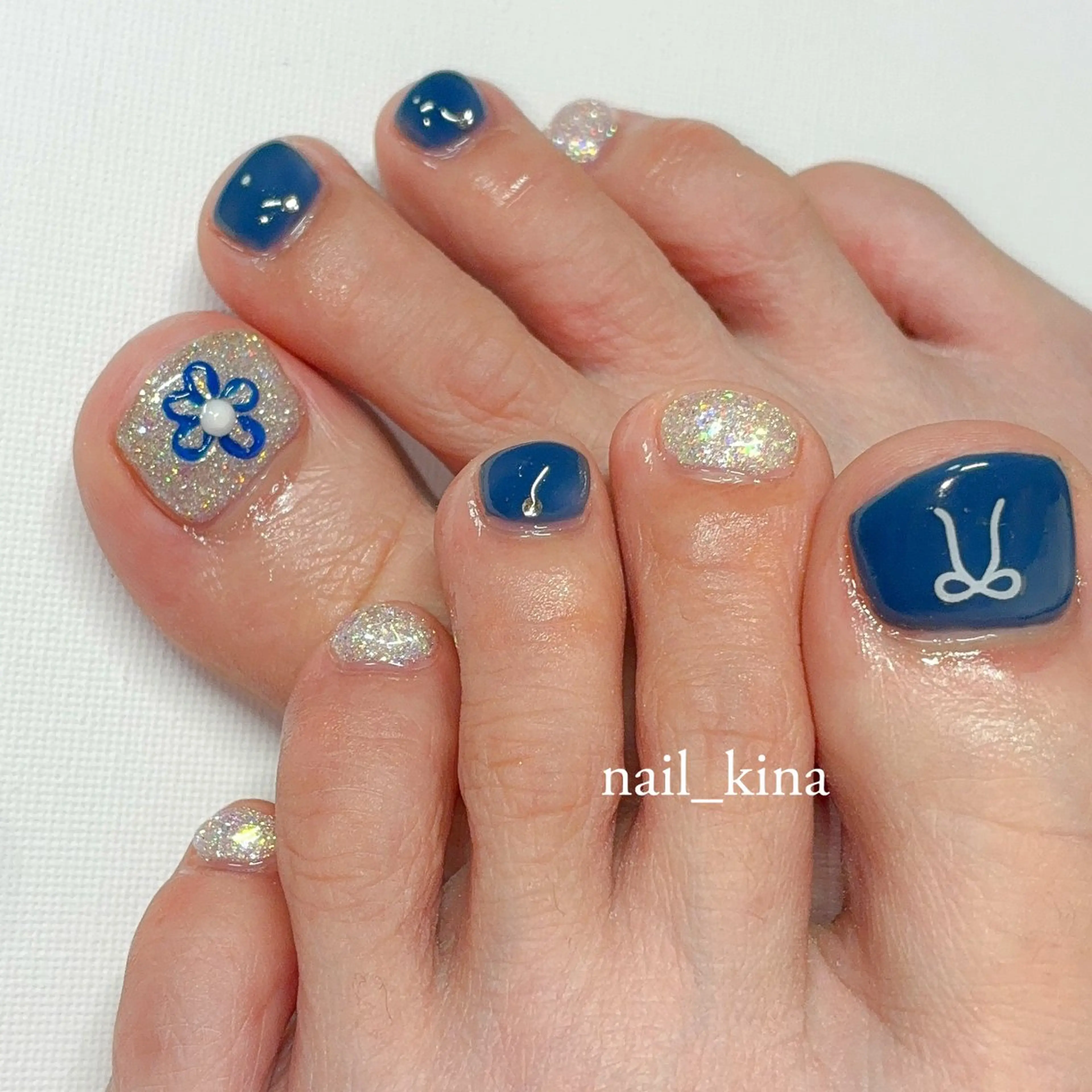ネイル ブルー フットネイル キラキラネイル 持ち込み リボン nail_ kinaのネイルデザイン