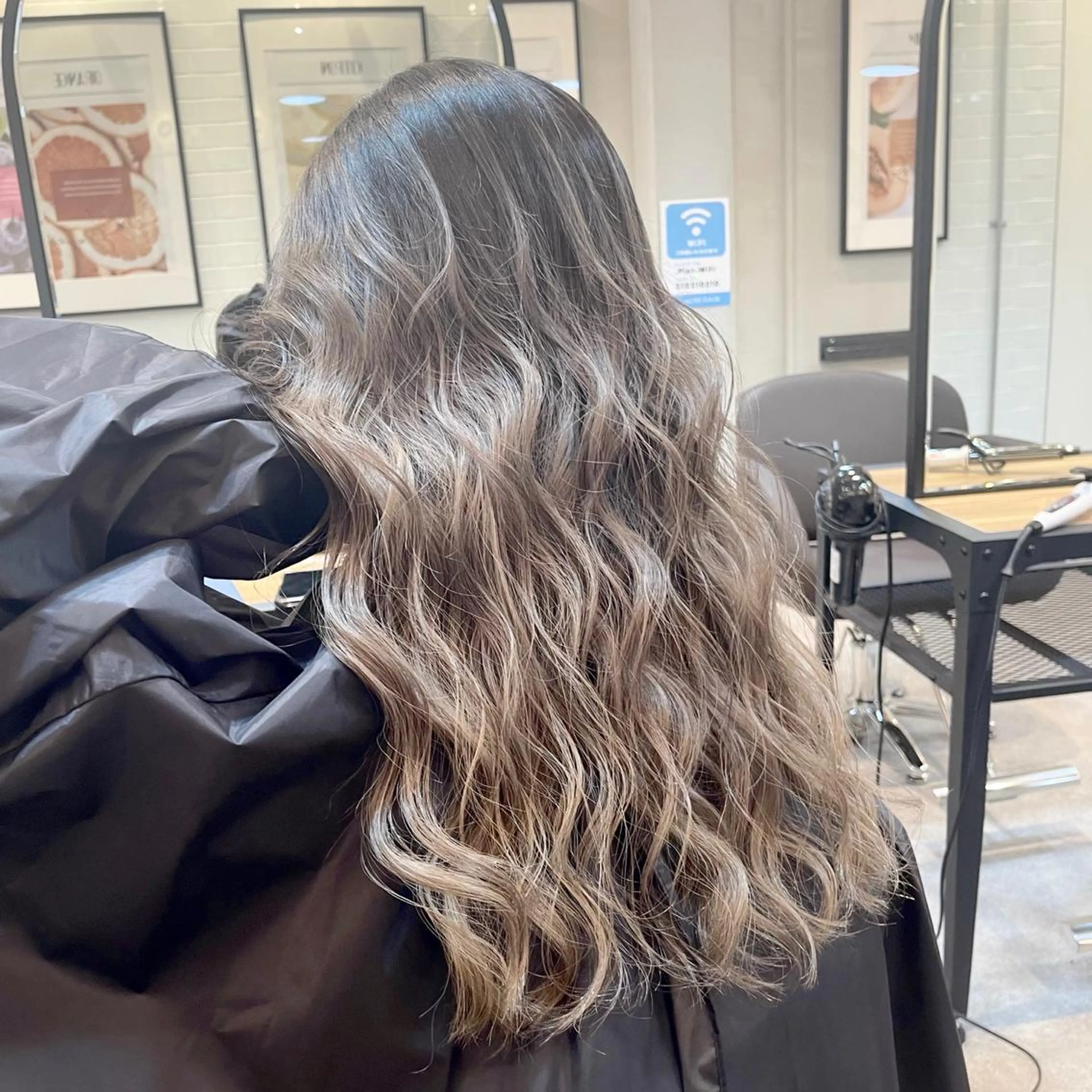 セミロング カラー ヘアアレンジ バレイヤージュ デザインカラー ハイライトカラー 外国人風カラー ハイライト カット ヘアカラー トリートメント アンドウ ユウ/ レイヤーカット/韓国のヘアスタイル