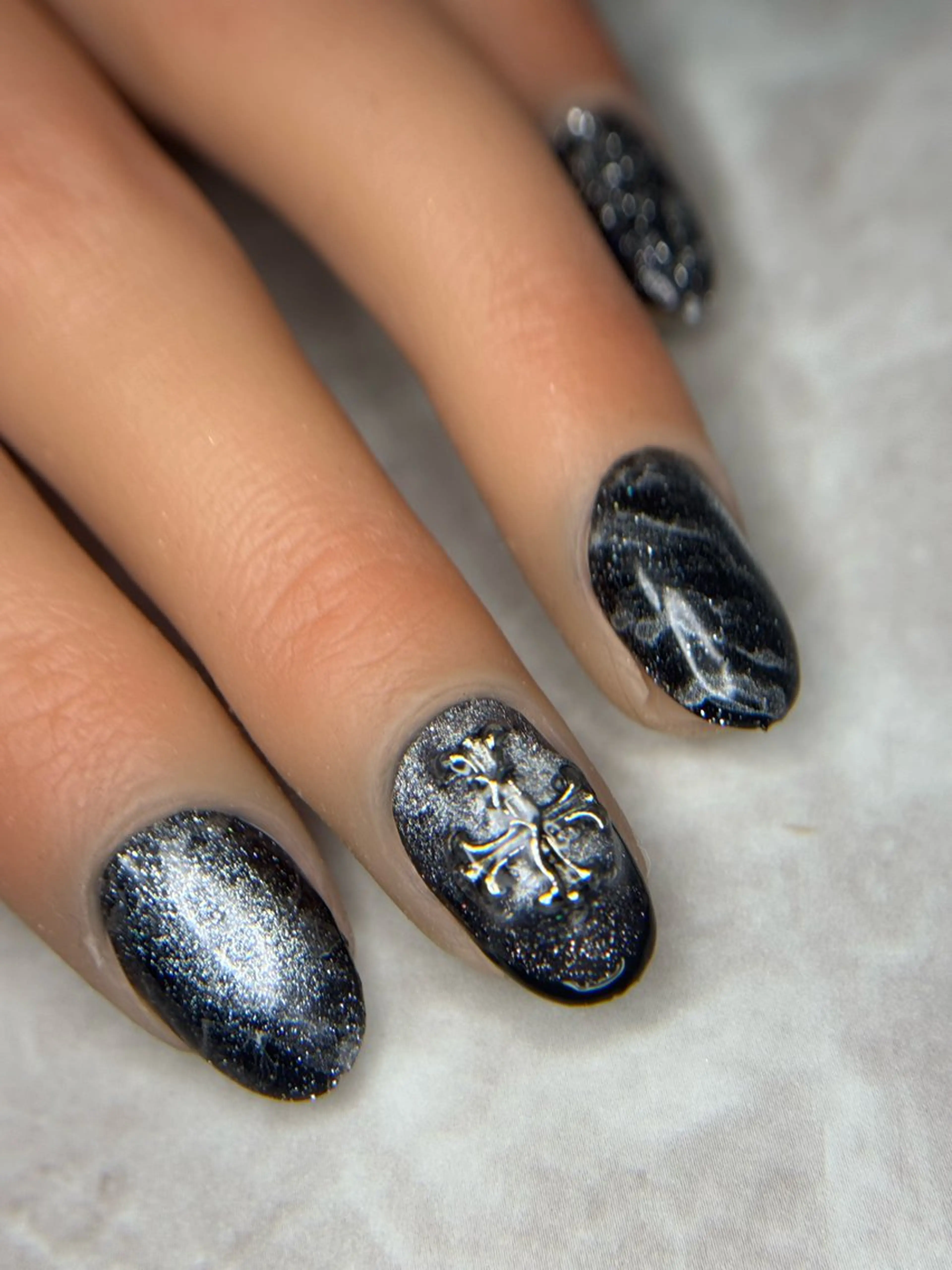 ミディアム Lily me.所属・佐藤 冴也佳のネイルデザイン