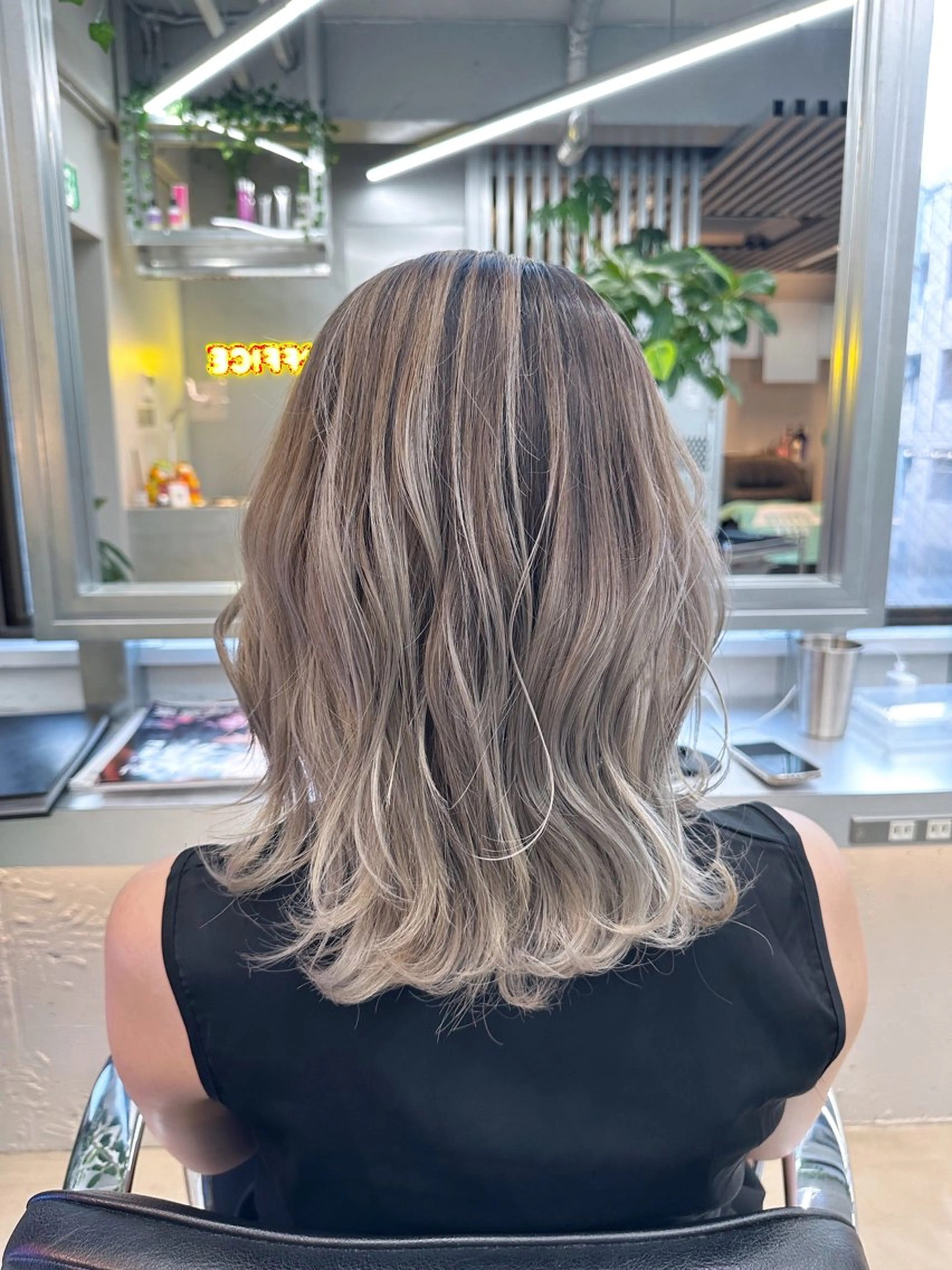 ミディアム カラー 岡野 静華のヘアスタイル