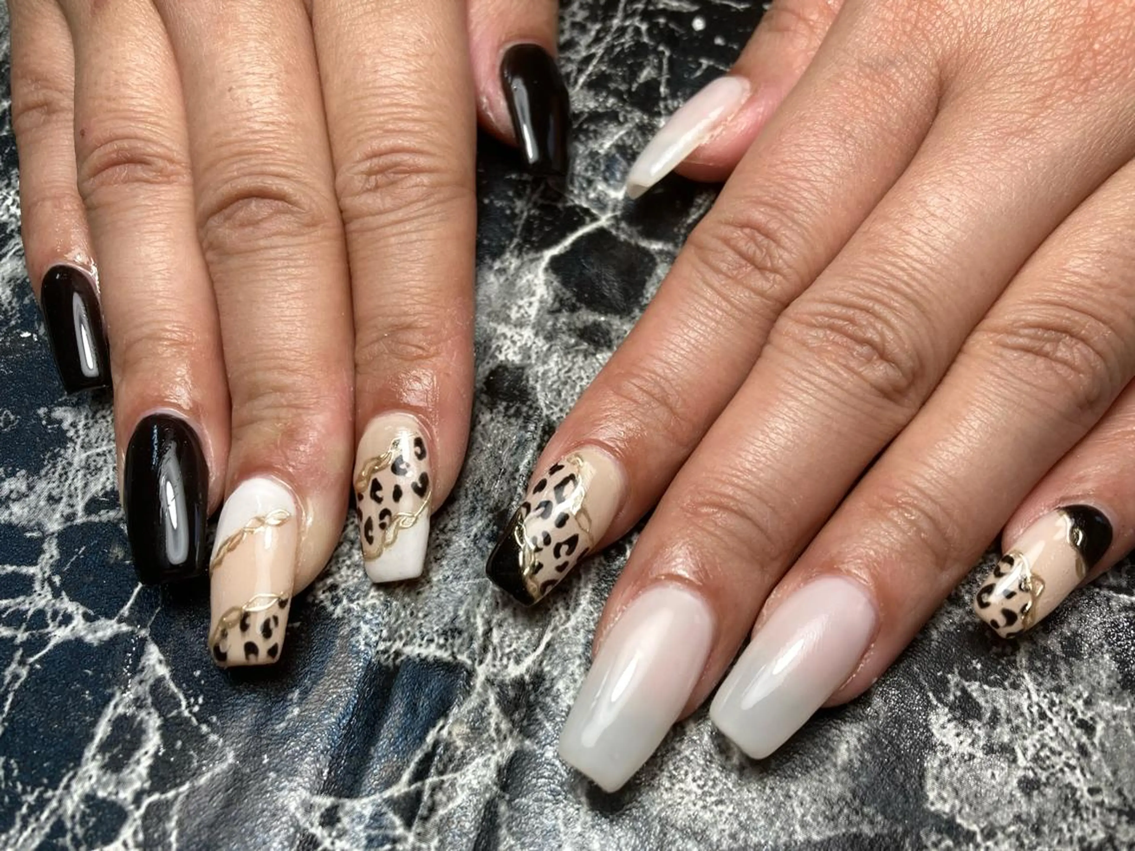 ミディアム ネイル ハンドネイル ✴︎ Delightのネイルデザイン