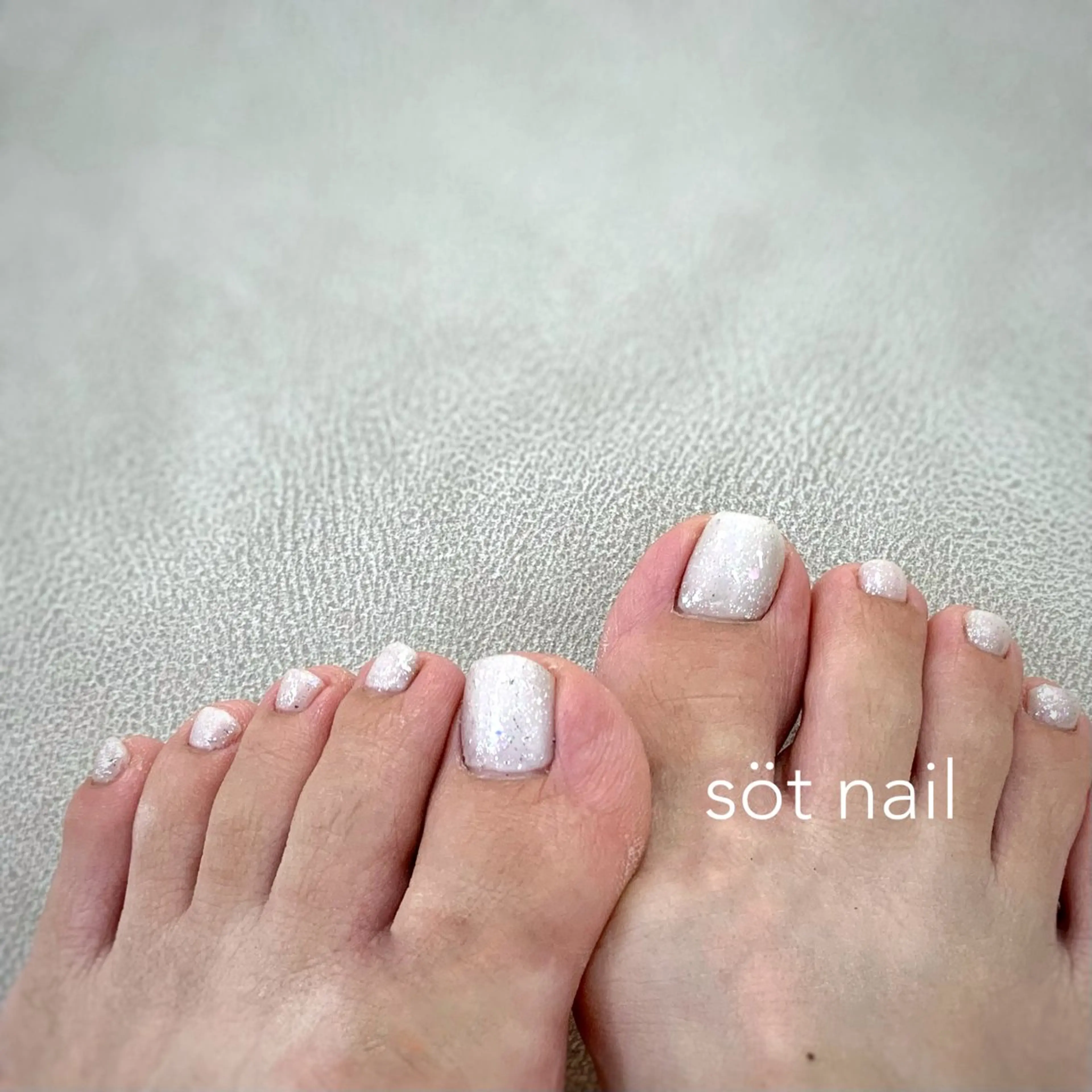 ネイル フットネイル ラメ(グリッター) ワンカラーネイル ホワイト フットネイル 岡田 恵美のネイルデザイン