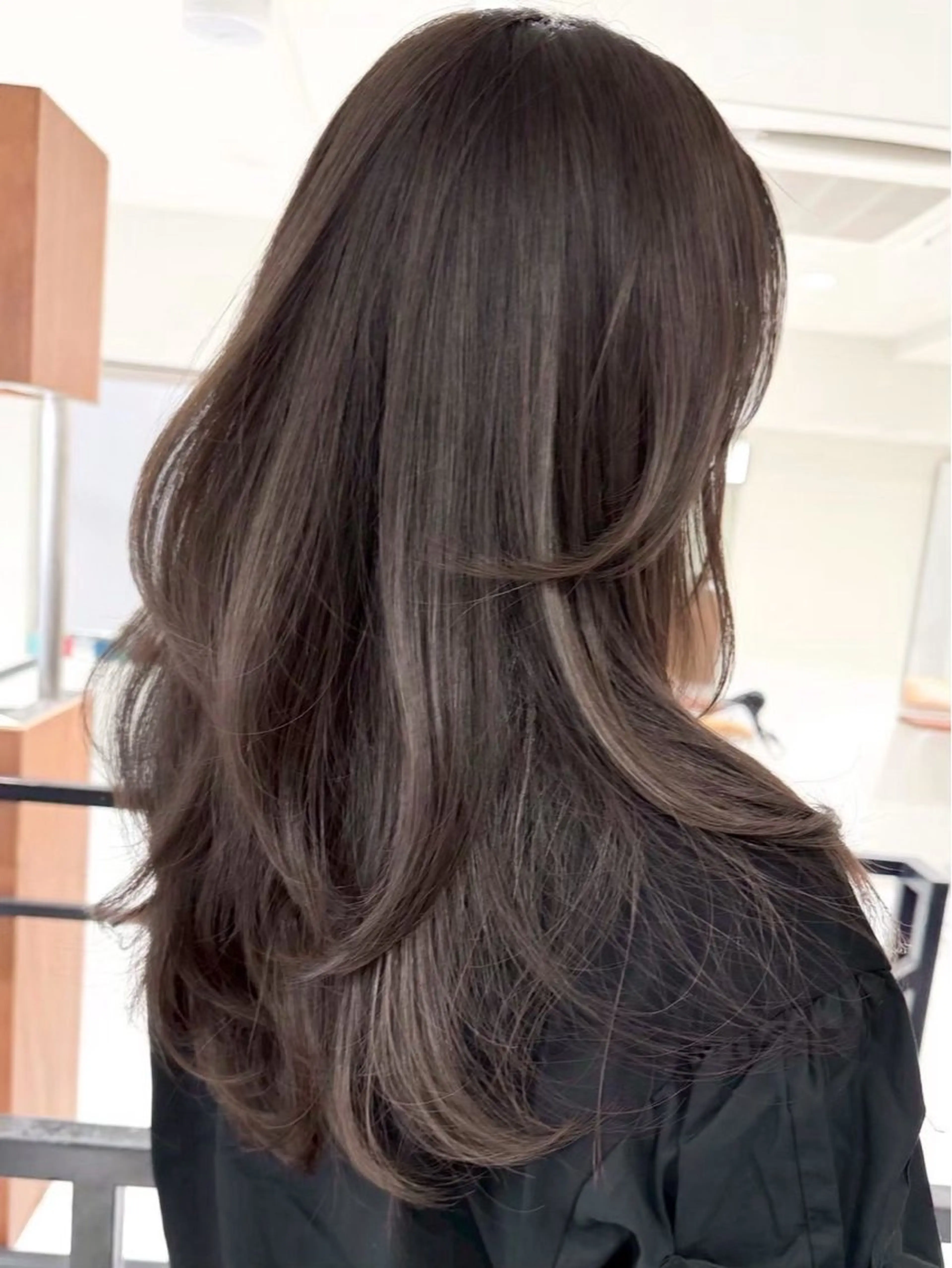 ロング カラー レイヤーカット 新實 ゆりあのヘアスタイル