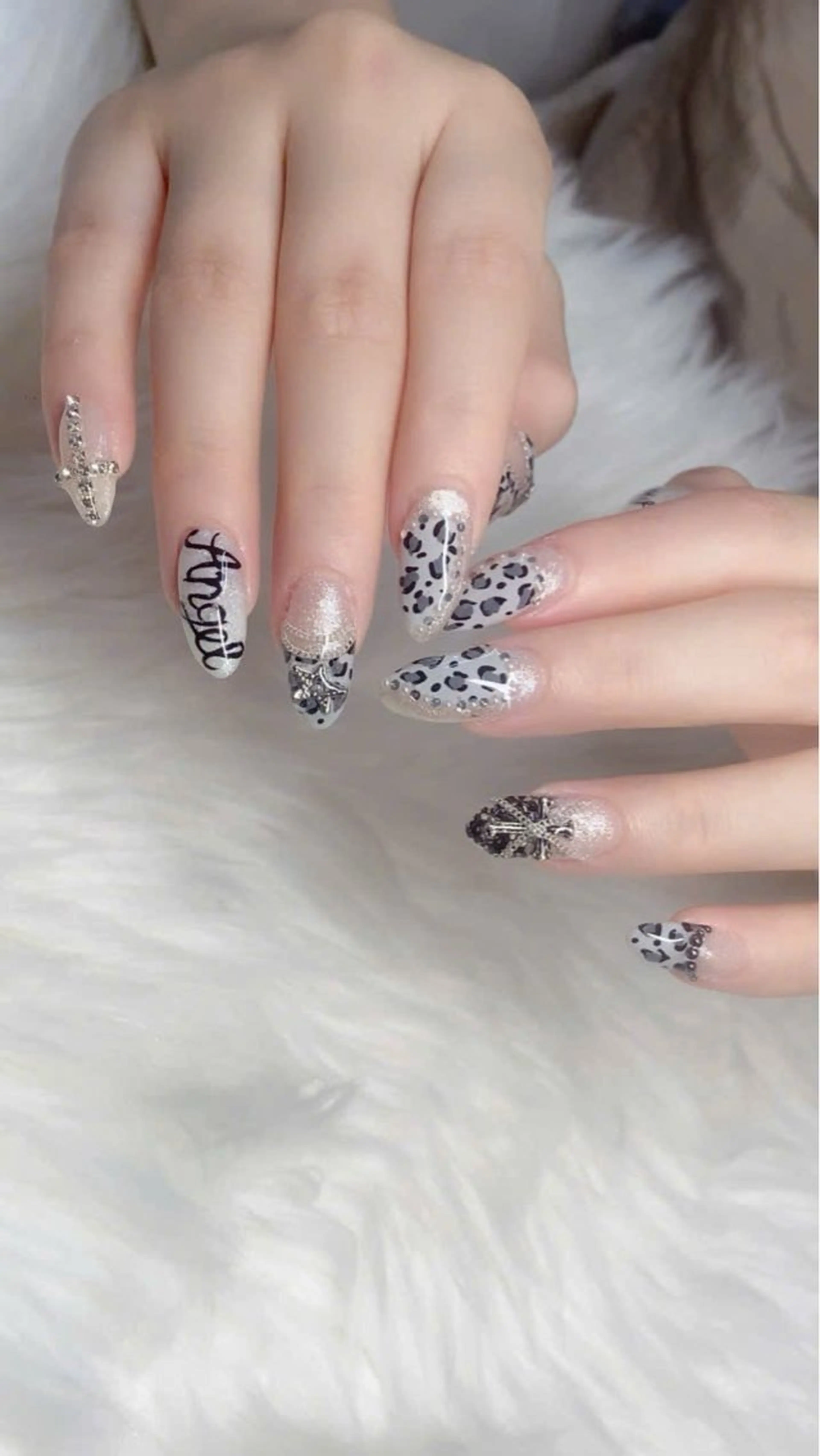 ネイル フレンチネイル グラデーション キラキラネイル 韓国ネイル マグネットネイル ハンドネイル ハンドケア Hara Nail 【パラジェル使用】のネイルデザイン