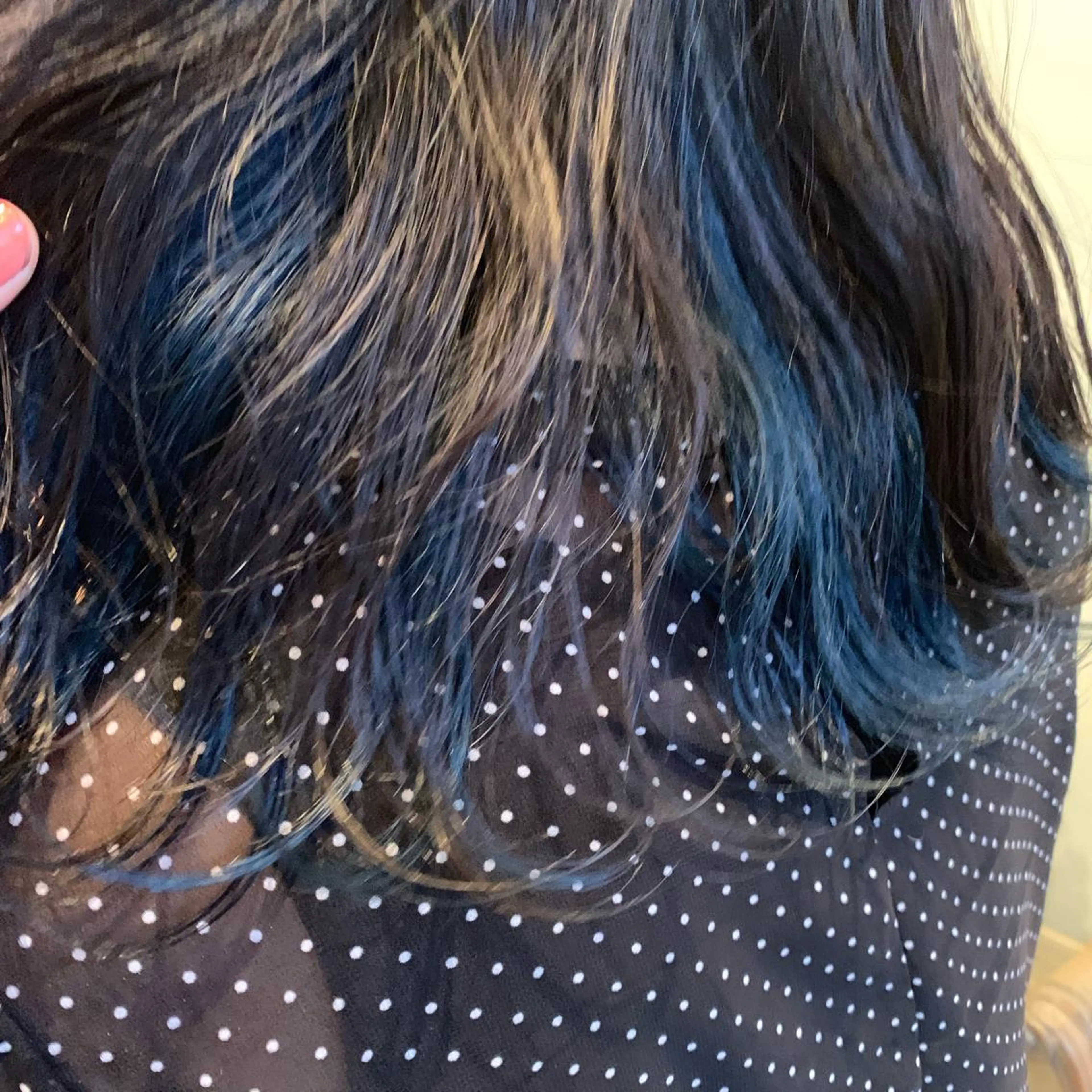 セミロング SAKINO． ベージュカラーのヘアスタイル