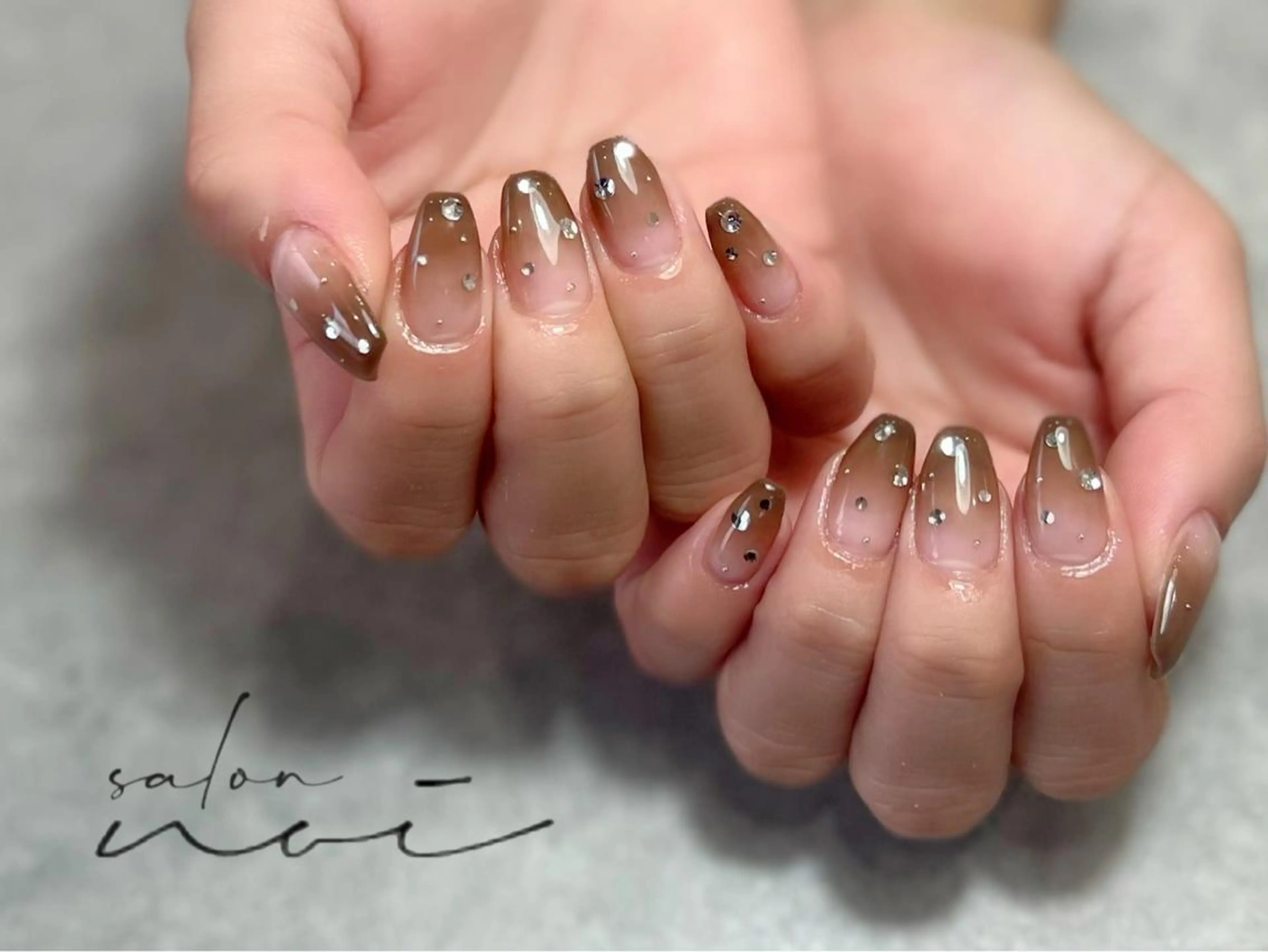 ネイル アートネイル グラデーション ストーンネイル ハンドネイル salon noiのネイルデザイン