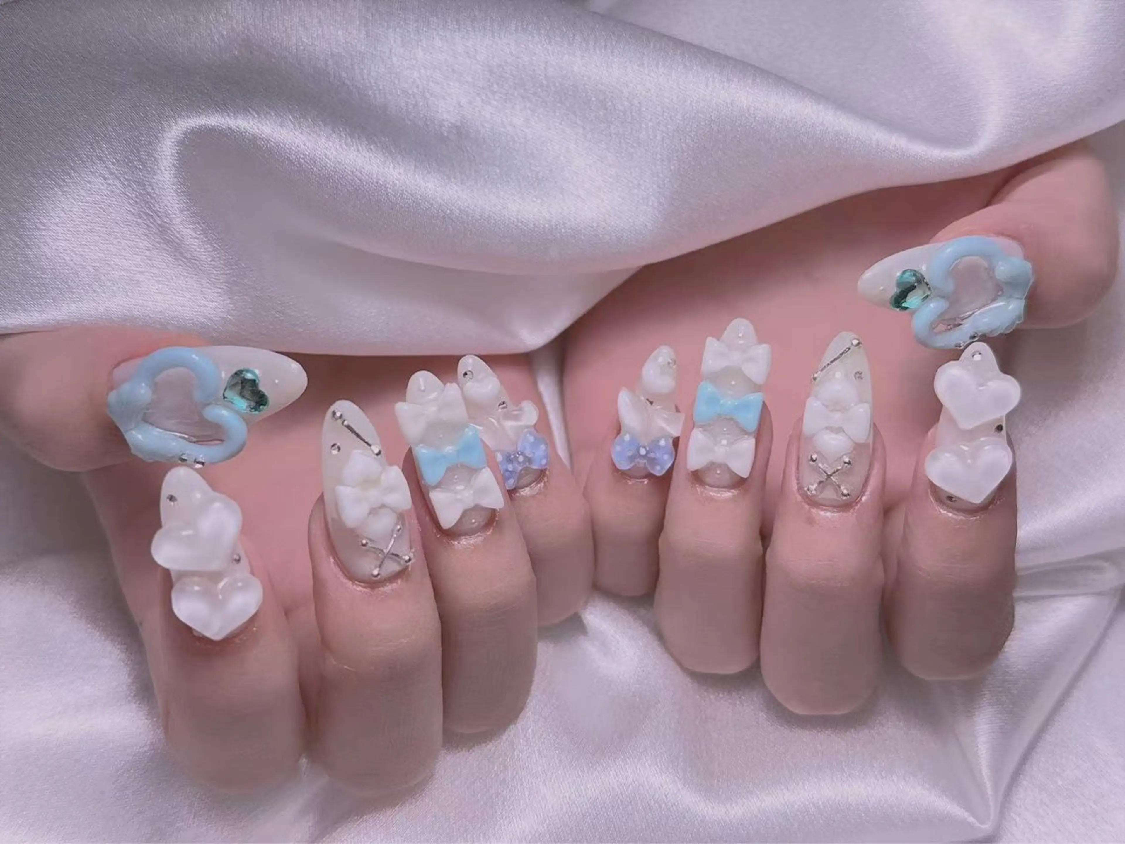 ネイル ブルー チークネイル フレンチネイル ハート ホログラムネイル 美爪パラジェル導入店 Sunnilyのネイルデザイン