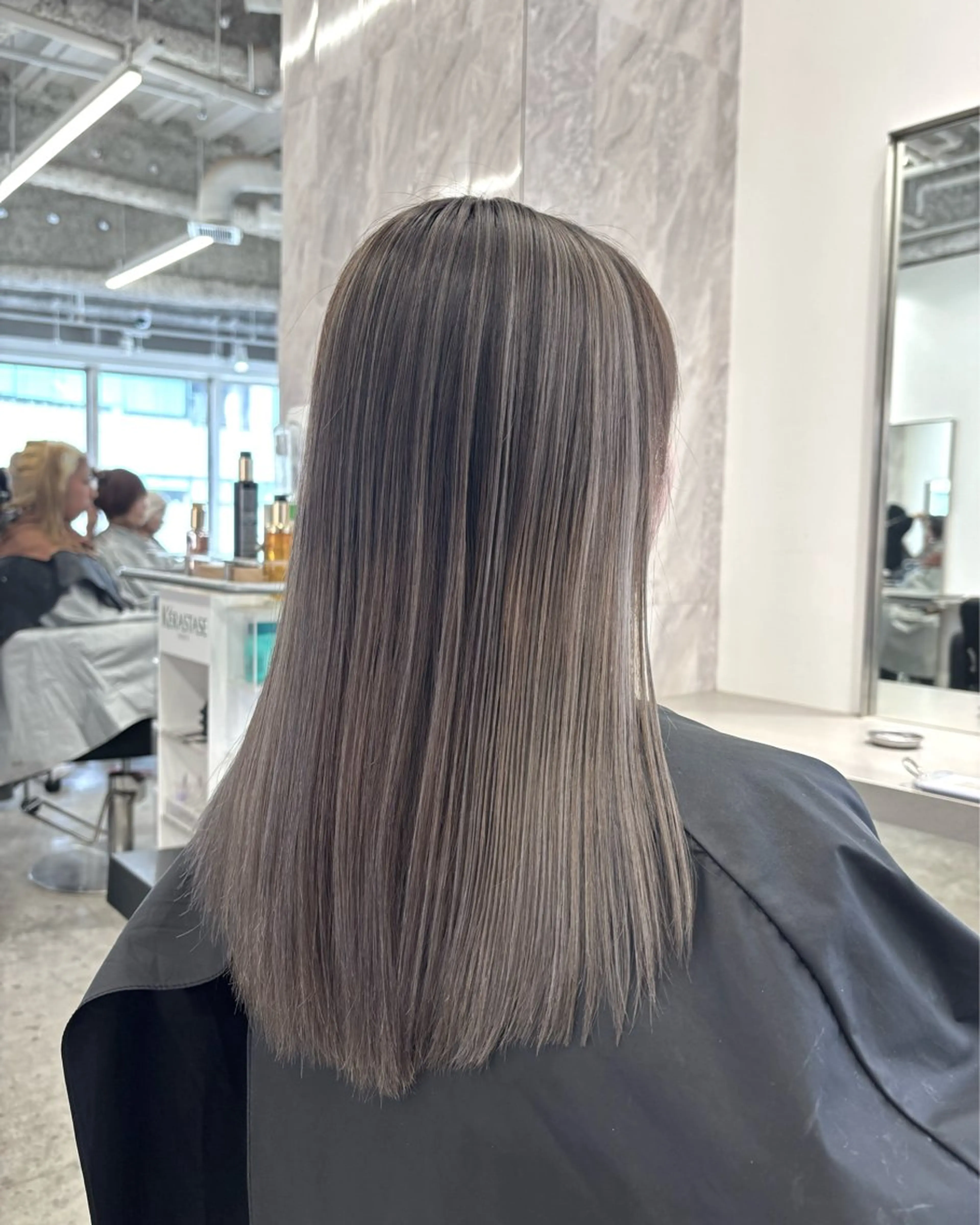 セミロング karin🪩海外風 バタフライカットのヘアスタイル