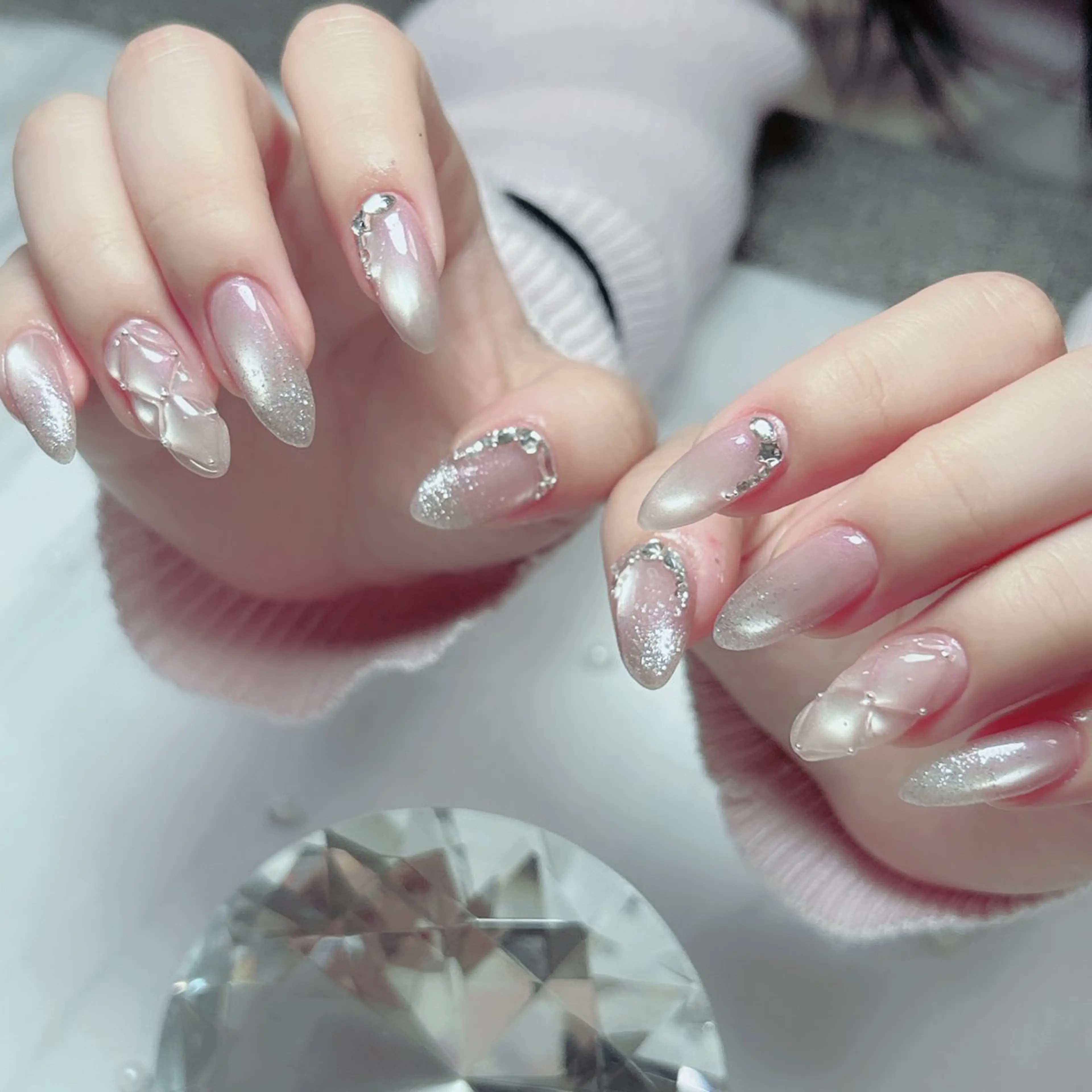 ネイル オーロラネイル フラワーネイル フレンチネイル キラキラネイル ラメ(グリッター) ハンドネイル Cute Tips nailのネイルデザイン