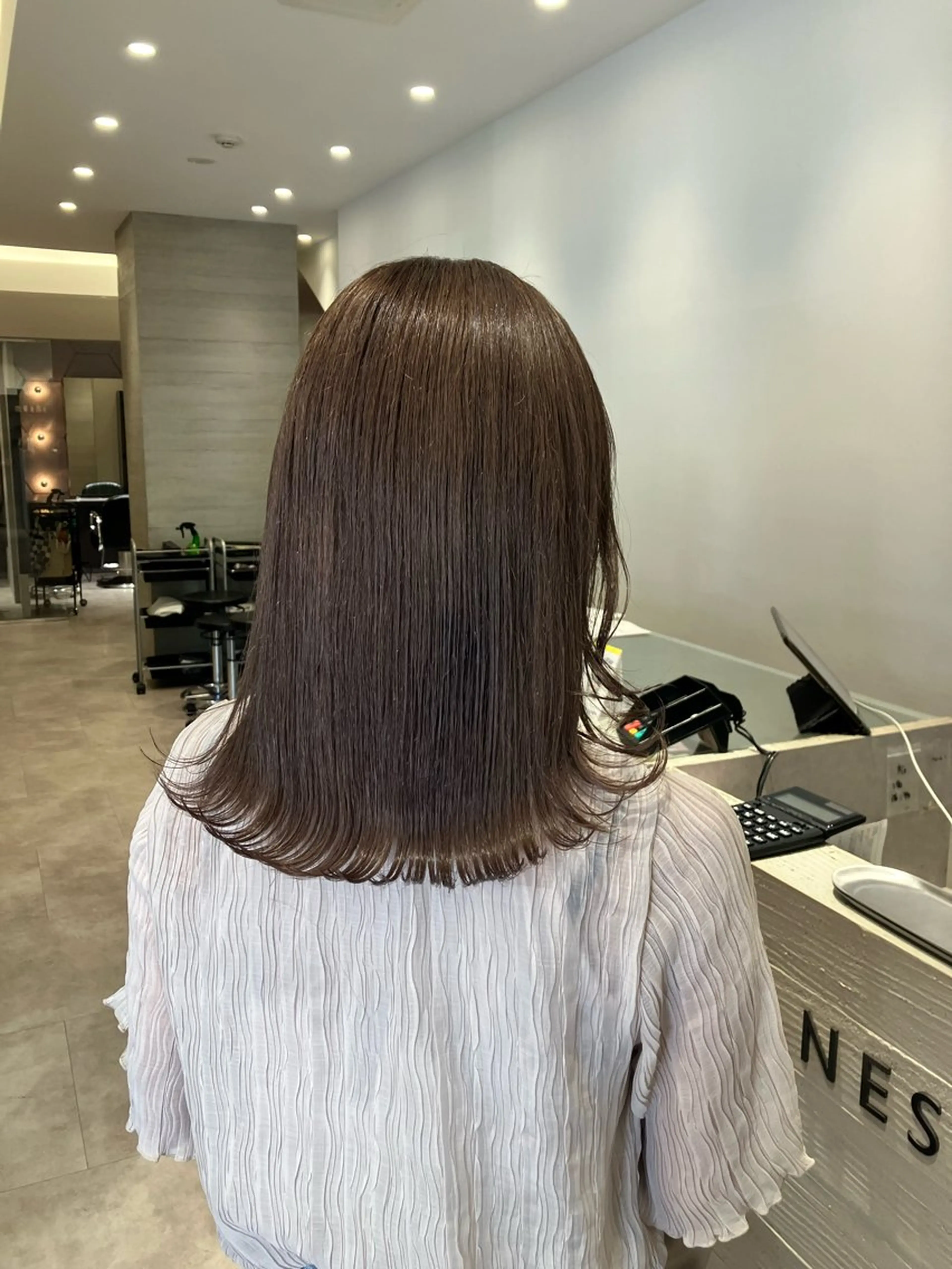 セミロング カラー ベージュカラー ブリーチ グレージュ レイヤーカット カット ヘアカラー サキ🤍ハイトーン 🩰くびれ巻きヘアのヘアスタイル