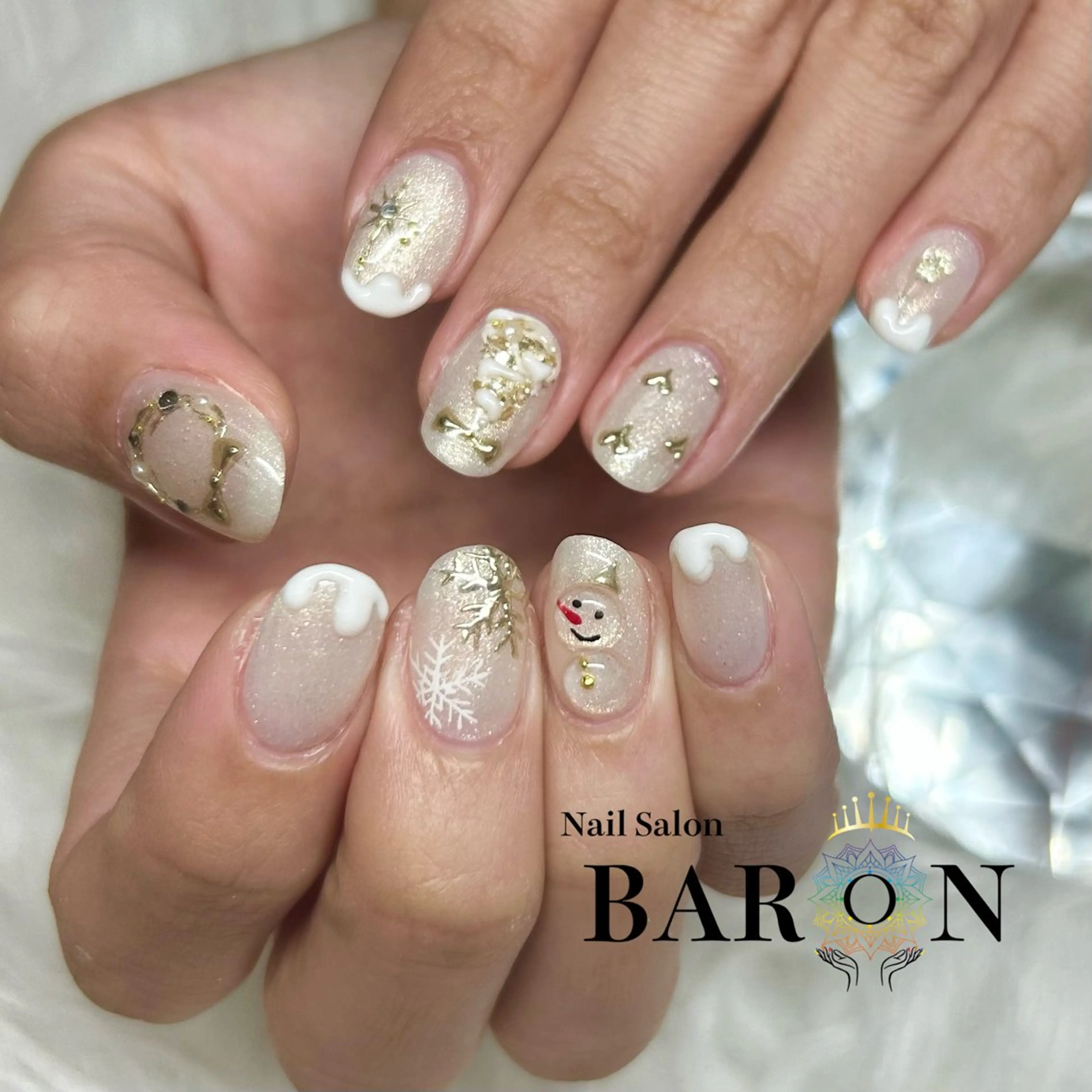 ネイル ゴールド ホワイト 冬ネイル クリスマス ハンドネイル ♛︎BARON♛︎ SUMIRE.のネイルデザイン