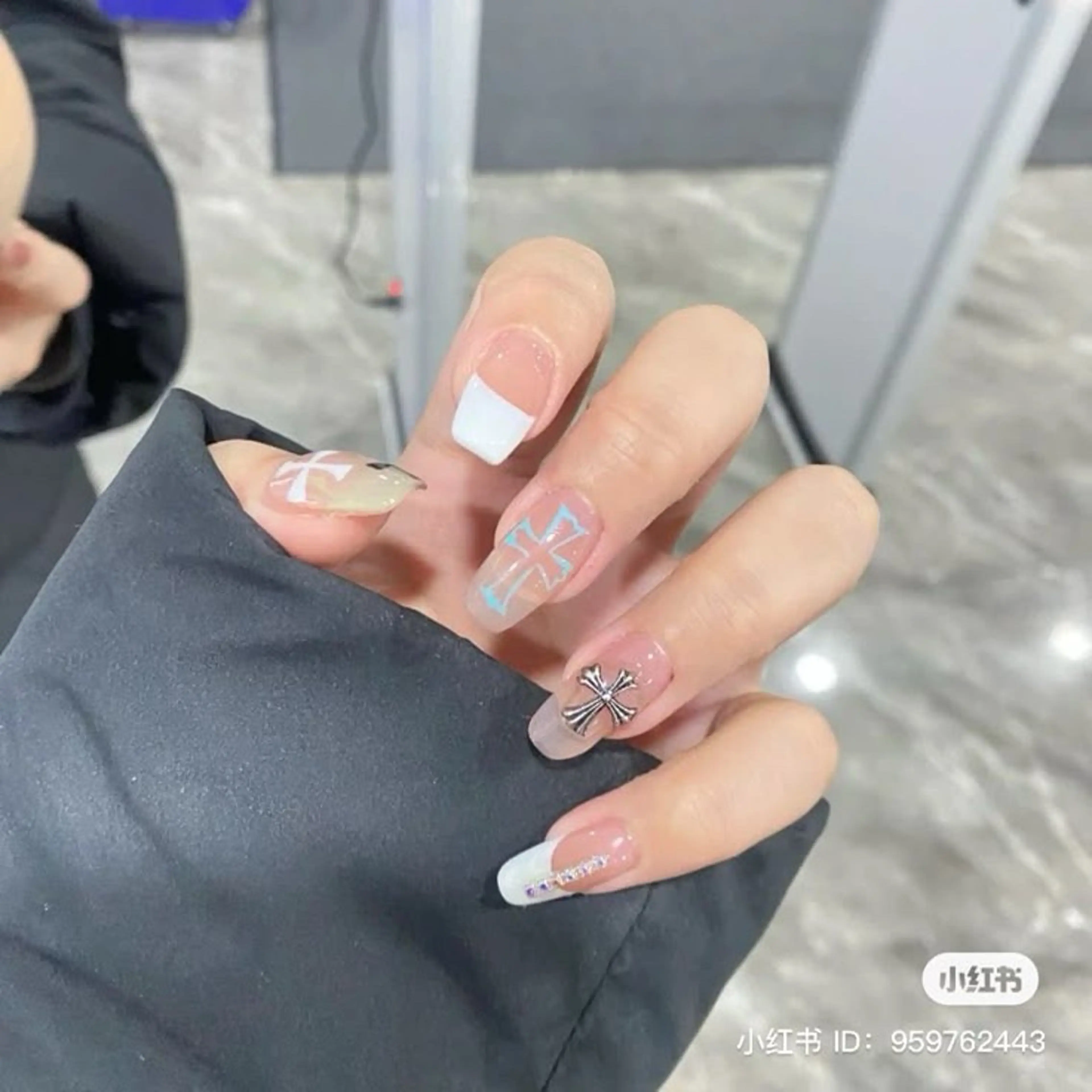 ネイル グラデーション ラメ(グリッター) マグネットネイル ミラーネイル ニュアンスネイル ハンドネイル 波 なみのネイルデザイン