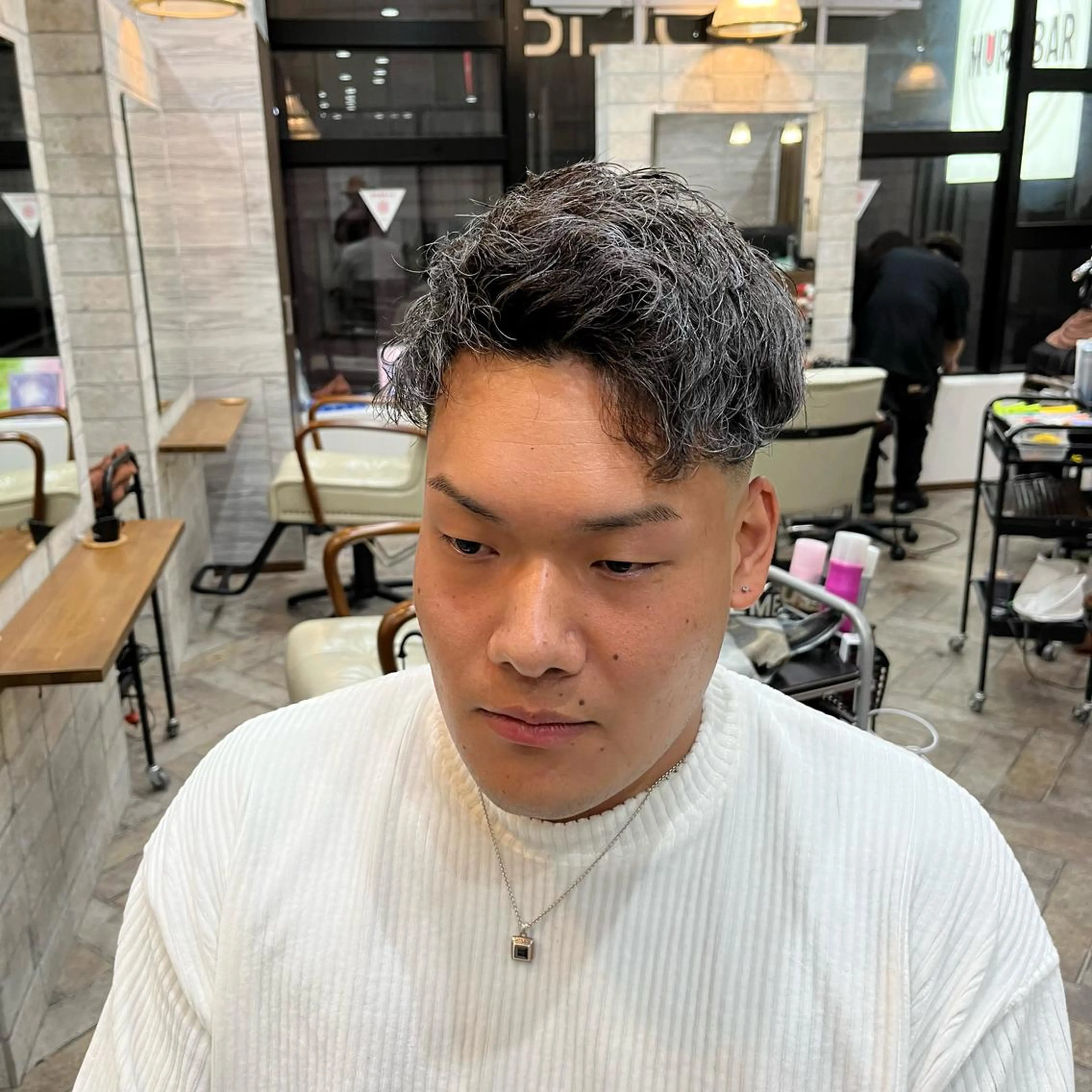 ショート カラー パーマ ハイライトカラー シルバー ハイライト カット ヘアカラー パーマ トリートメント ヘアセット メンズサロン ANSWERのヘアスタイル