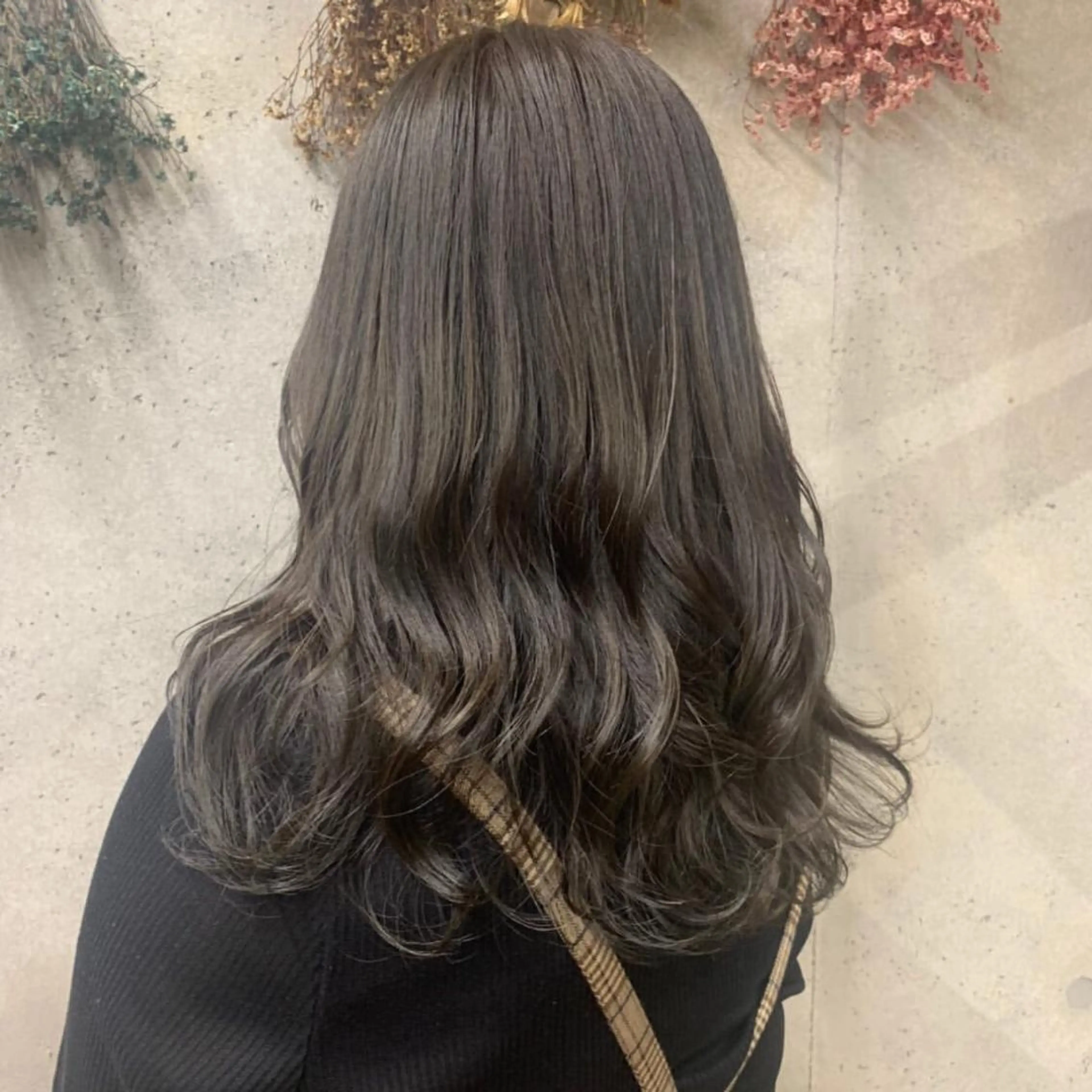 ロング カラー グレージュ ハイライトカラー オリーブグレージュ オリーブグレー ハイライト wakana 【ブリーチカラー】のヘアスタイル