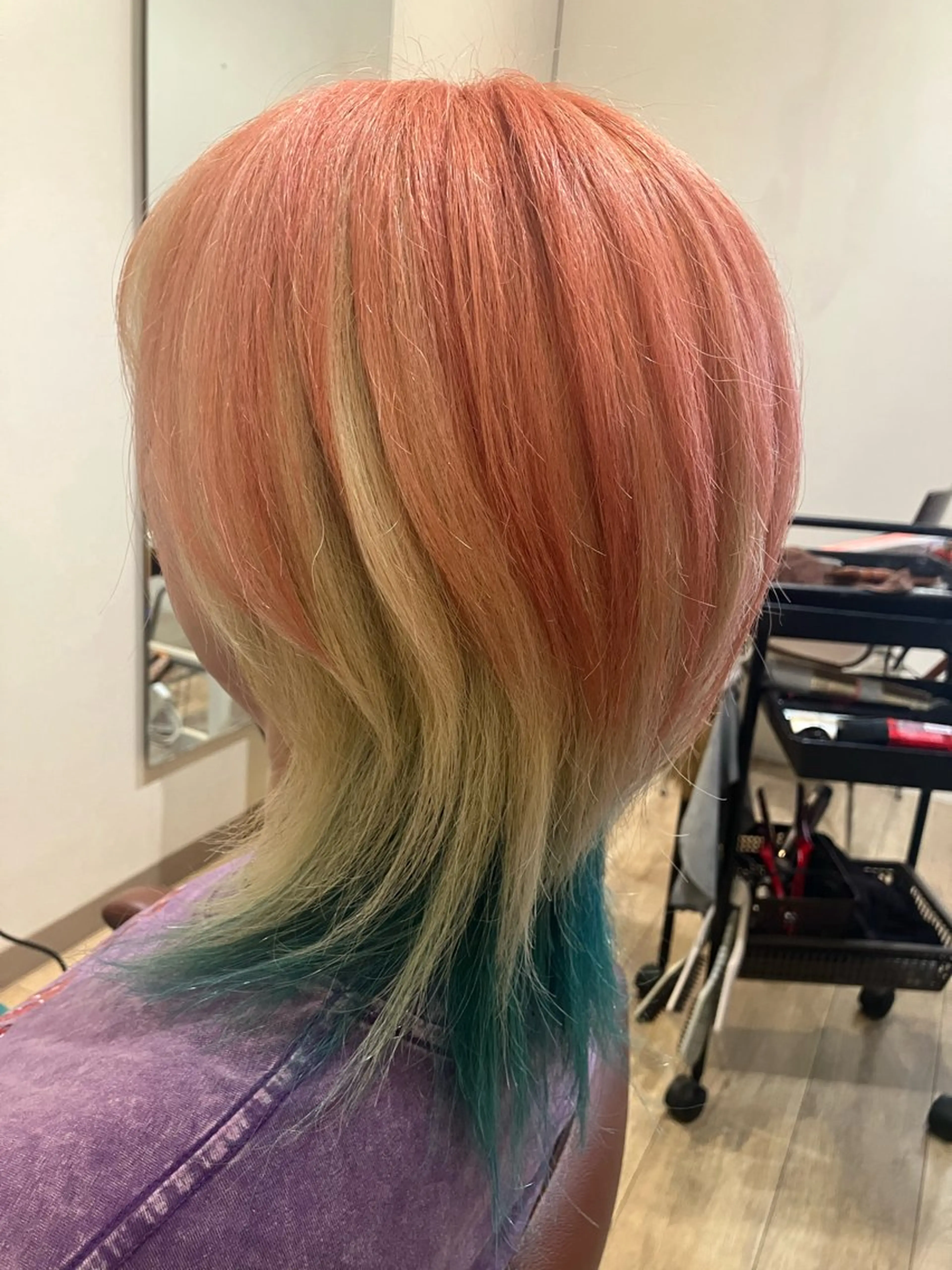 ミディアム カラー ブリーチ オレンジ ウルフカット salon C ヤマダのヘアスタイル