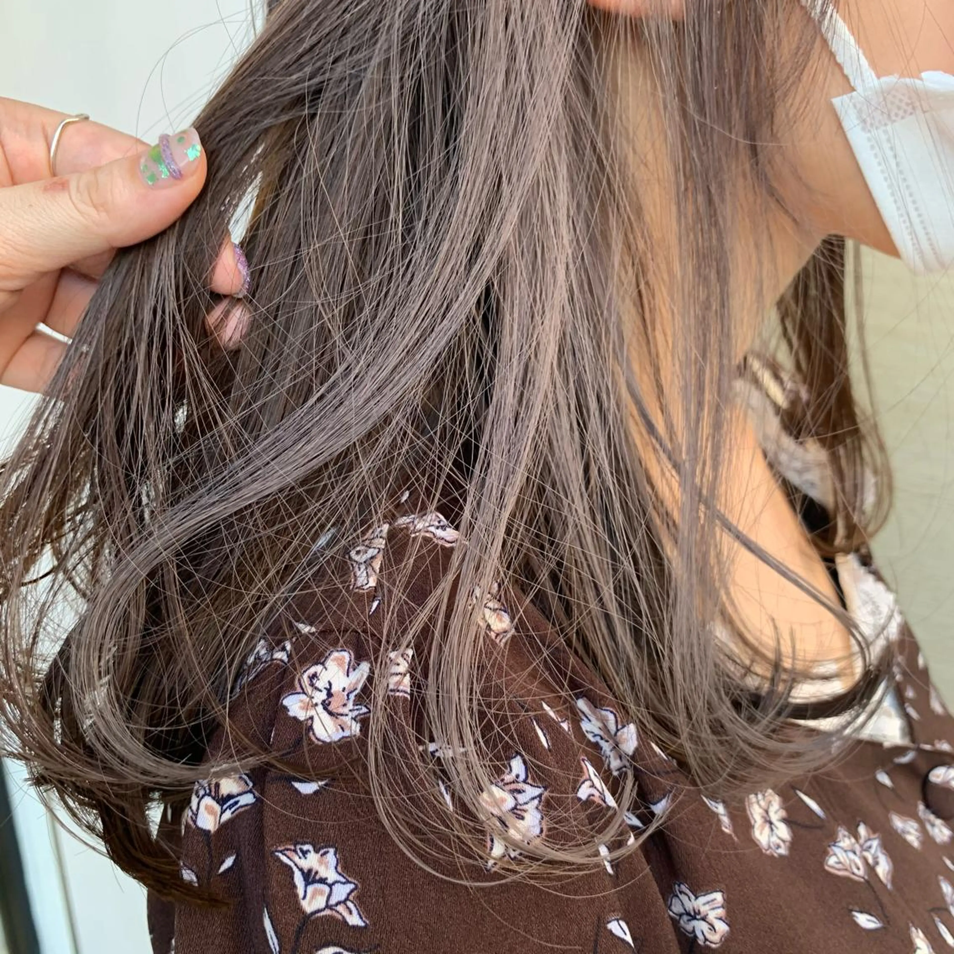 セミロング カラー グレージュ ヘアカラー ウスイ ハルカのヘアスタイル