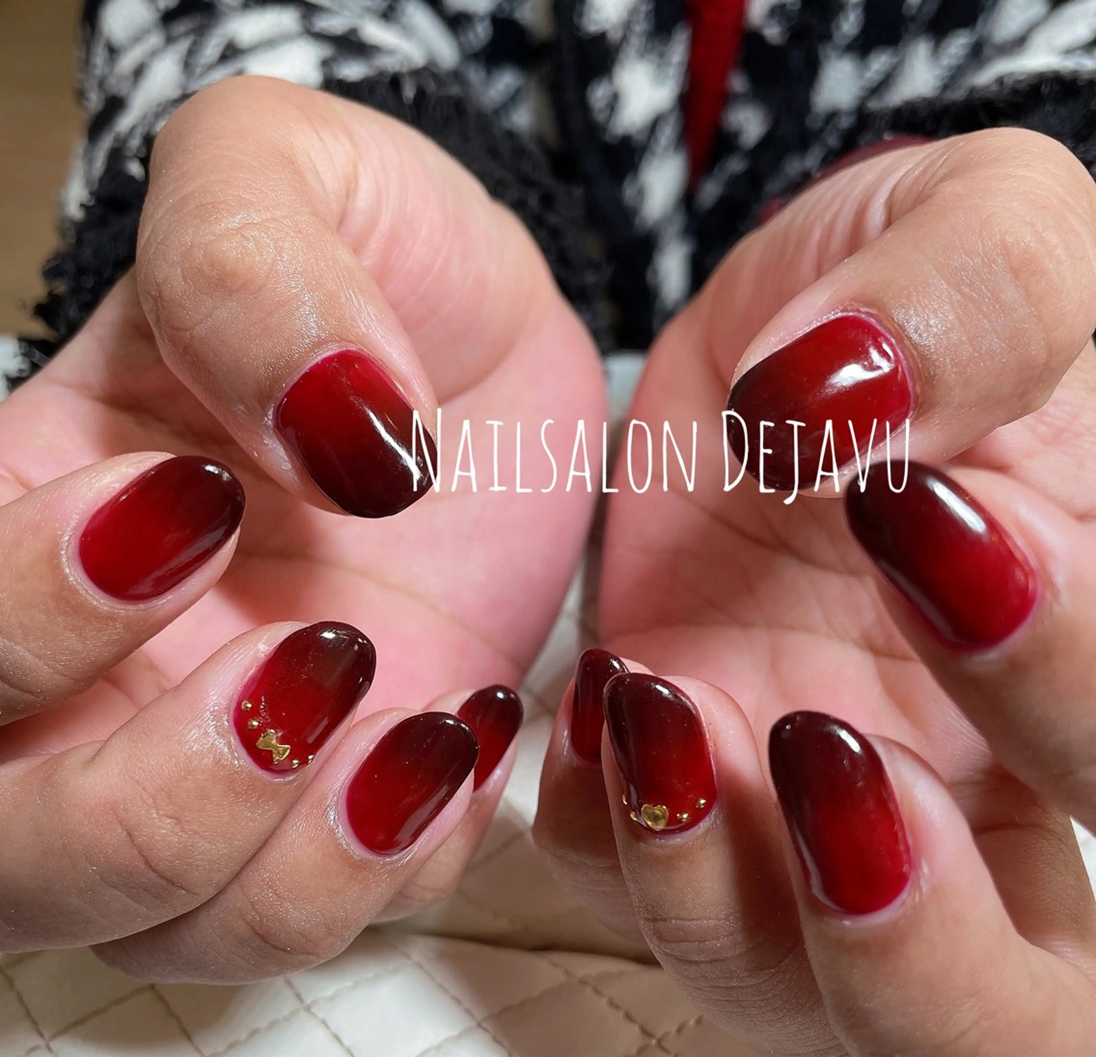 ネイル ボルドー グラデーション ワンカラーネイル ストーンネイル Nail salon Dejavu 🌿のネイルデザイン