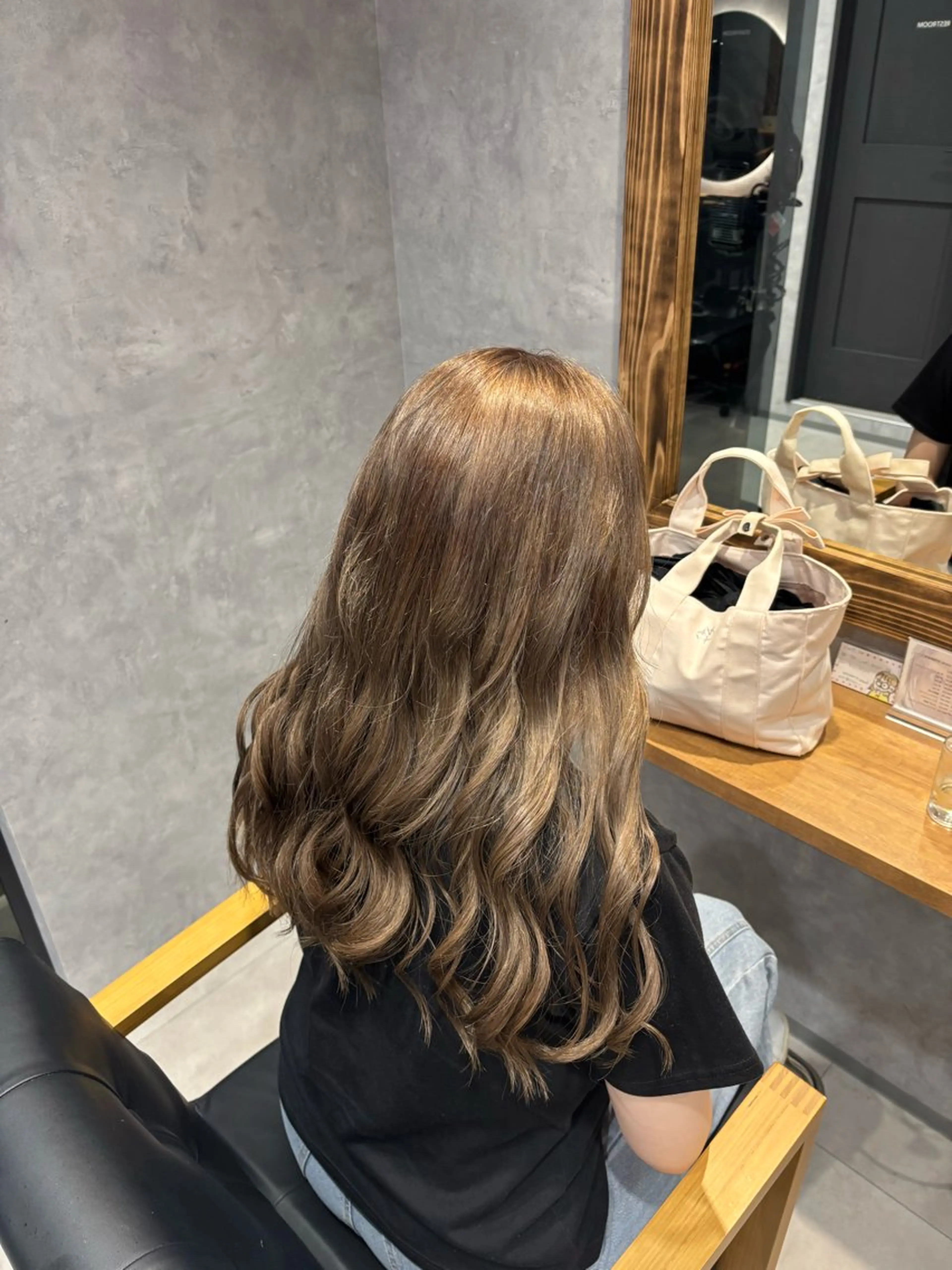 ロング カラー ベージュカラー フォギーベージュ 長橋 ももかのヘアスタイル