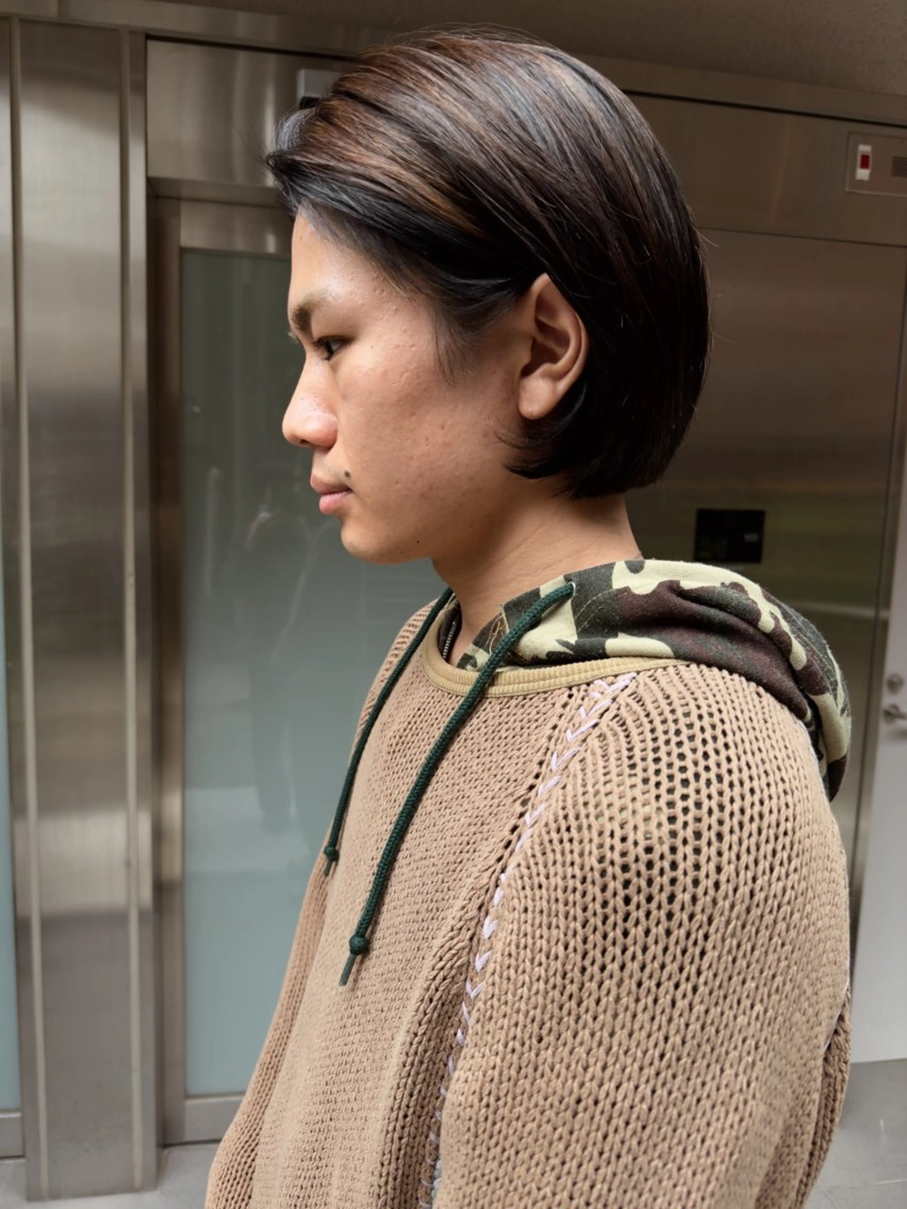 ミディアム メンズ 曲がる縮毛矯正 センターパートのヘアスタイル