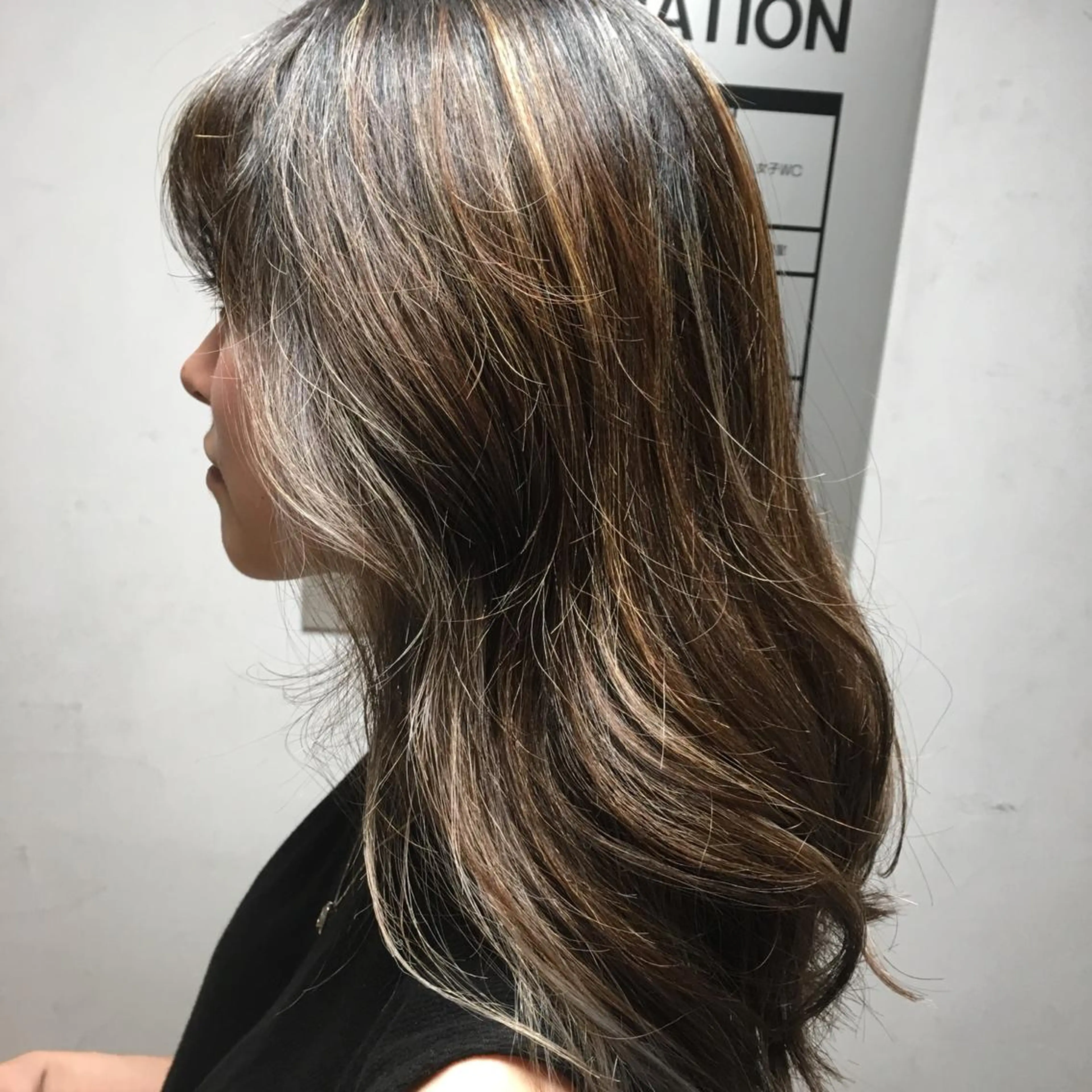 ロング ハイライト ツバサ 髪質改善のヘアスタイル