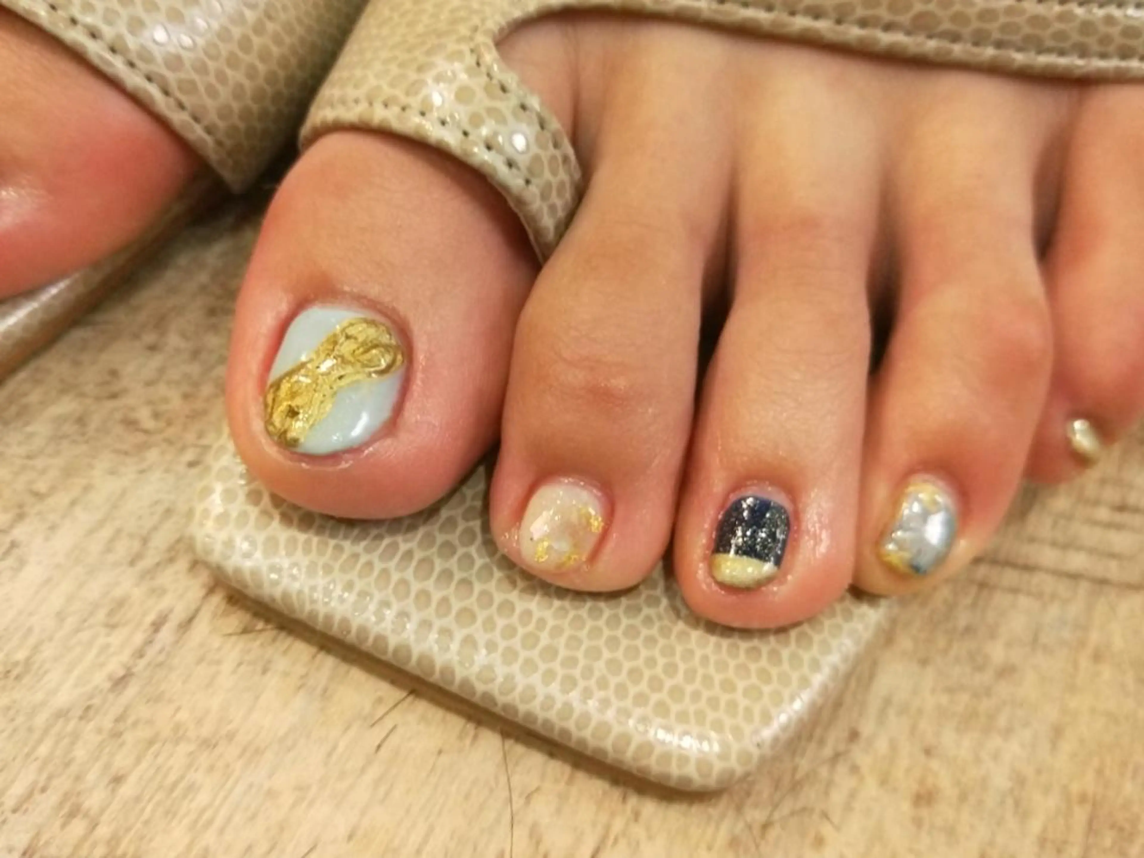 ネイル フットネイル はばすみれ🎀ﾈｲﾙ 光ﾌｪｲｼｬﾙ ﾍｱのネイルデザイン