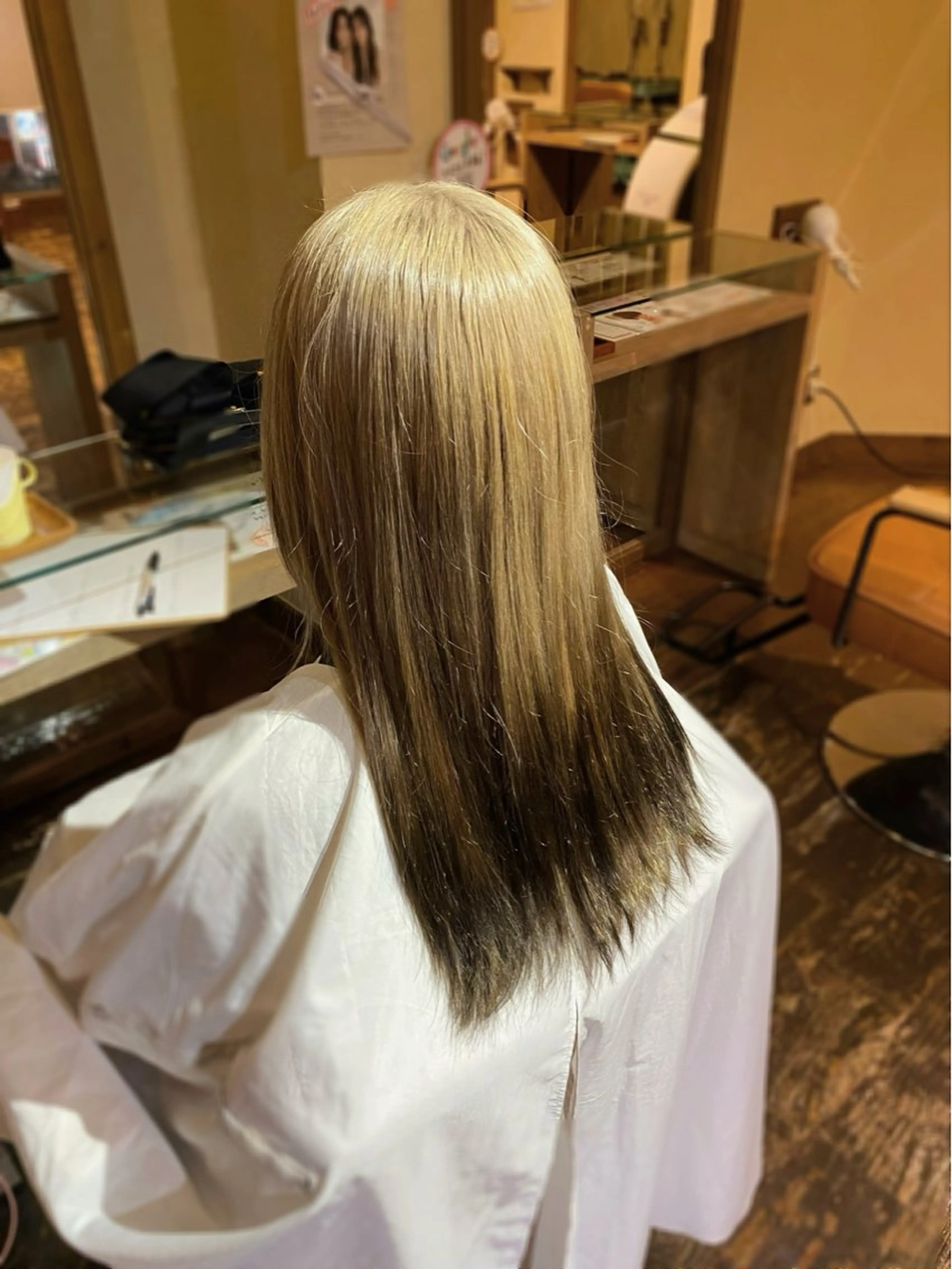 ロング カラー ベージュカラー 黒髪 ブリーチ グラデーションカラー ホワイトベージュ ヘアカラー トリートメント saya （サヤ）のヘアスタイル