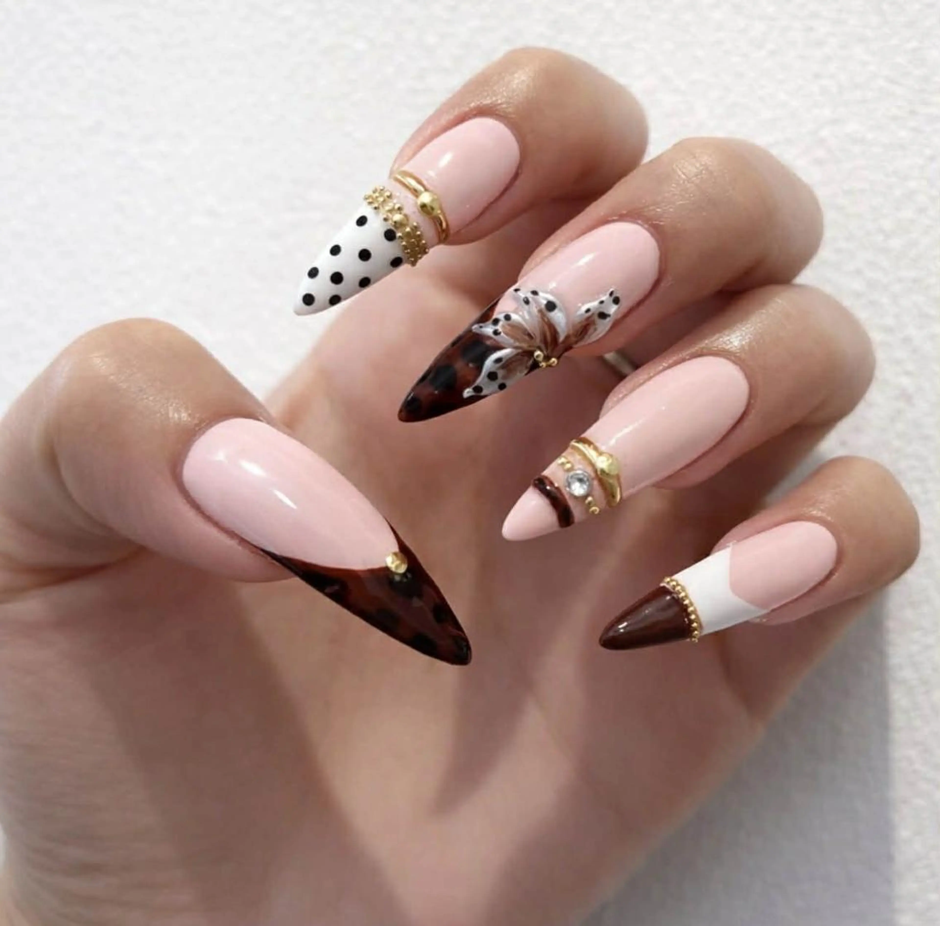 ロング パーマ 韓国風ヘア ハンドネイル ニュ クインのネイルデザイン