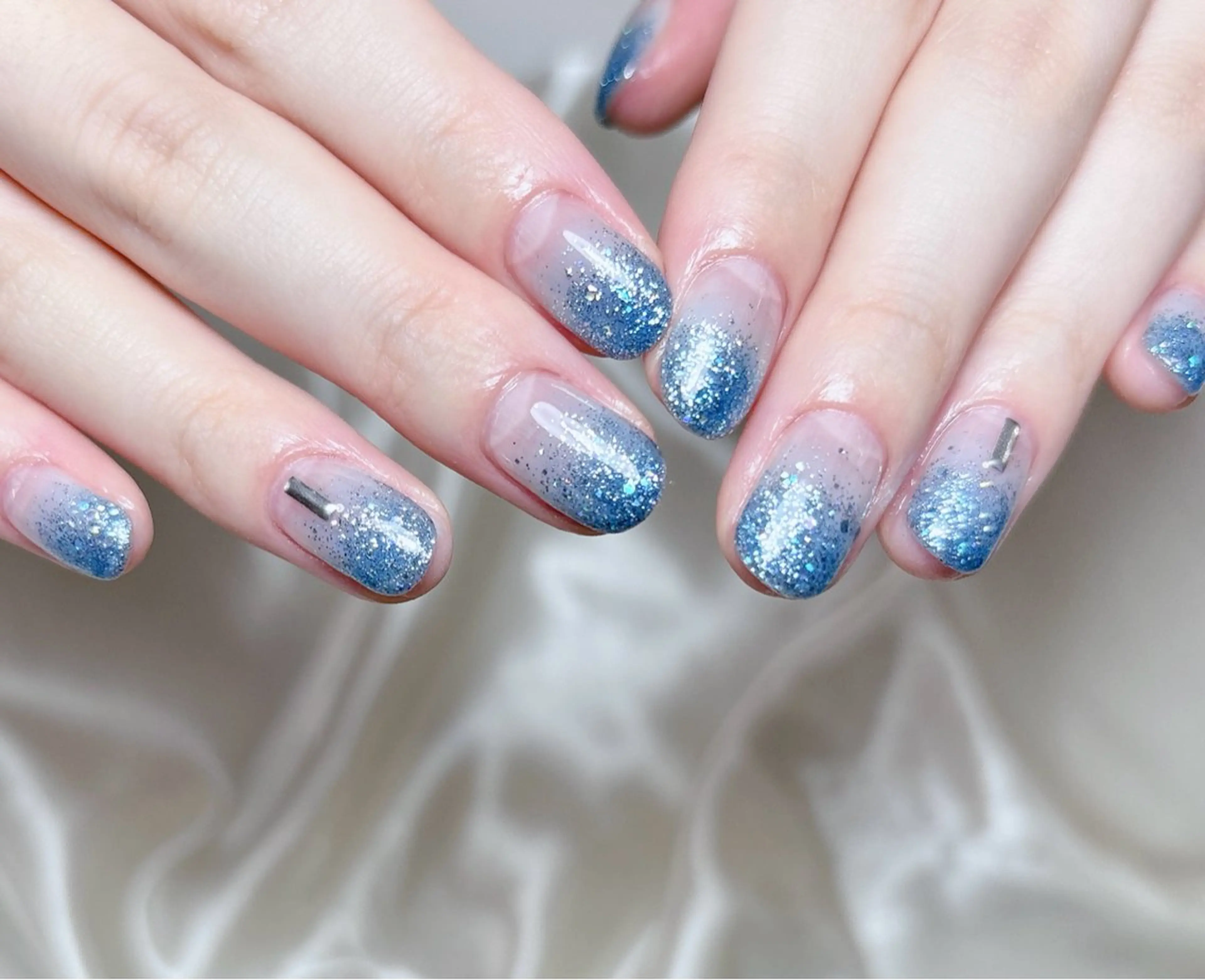 ネイル ブルー グラデーション キラキラネイル ハンドネイル FLARE NAIL フレアネイルのネイルデザイン