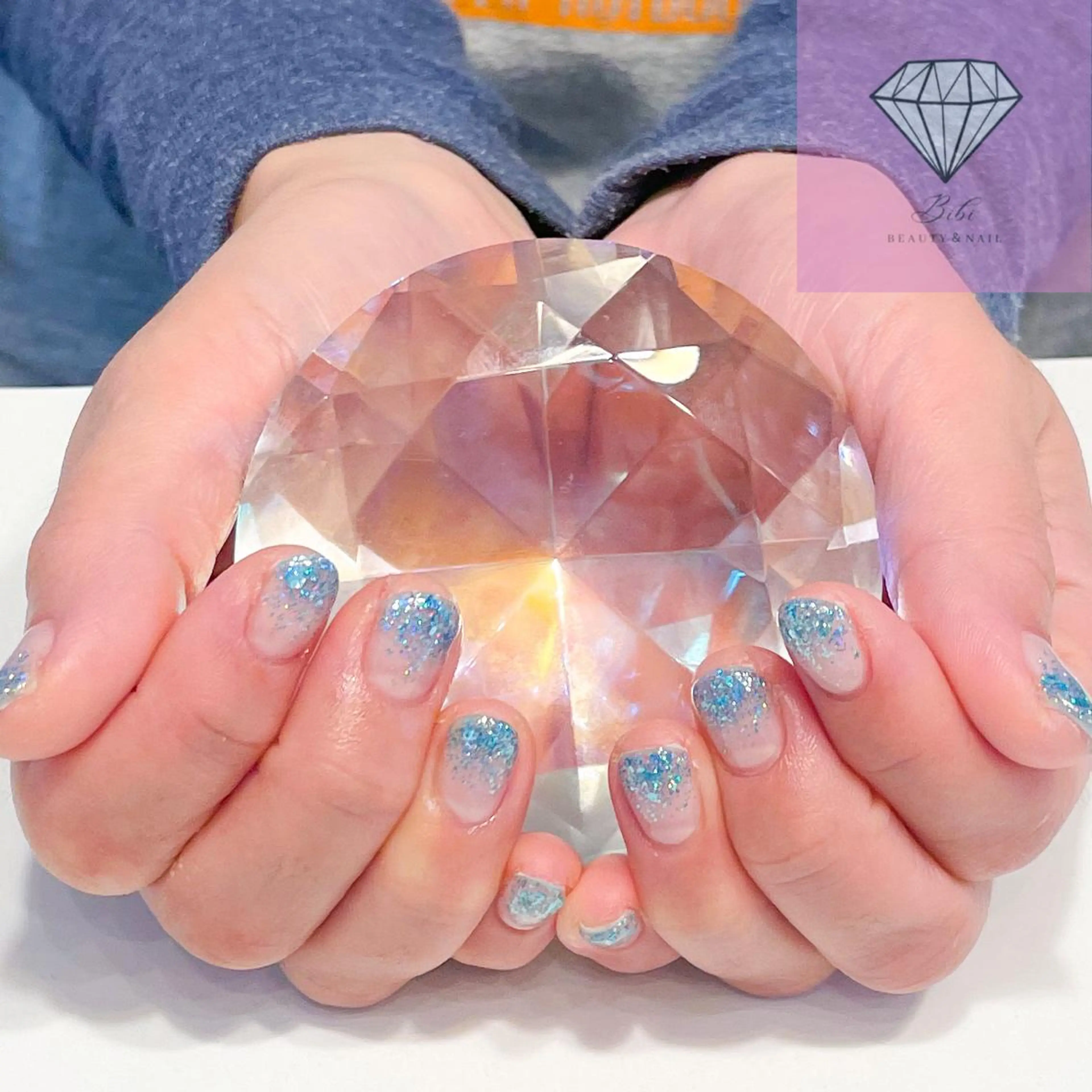 ネイル ブルー グラデーション ラメ(グリッター) ラメグラデーション ハンドネイル ネイルサロン💎 Bibiのネイルデザイン