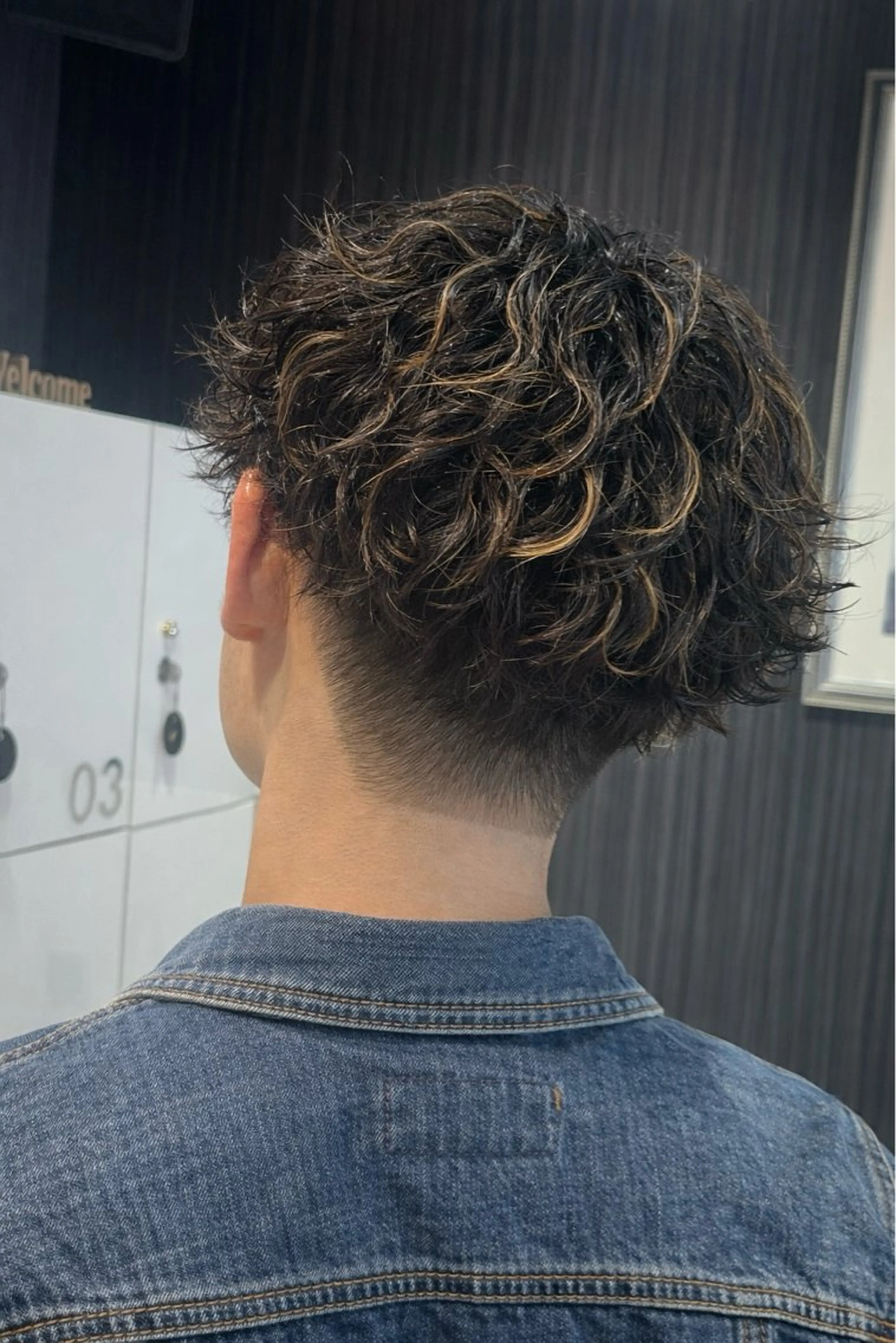 カラー パーマ メンズ メンズハイライト マッシュ メンズパーマ ハイライトカラー スパイラルパーマ 山路 悠佳のヘアスタイル