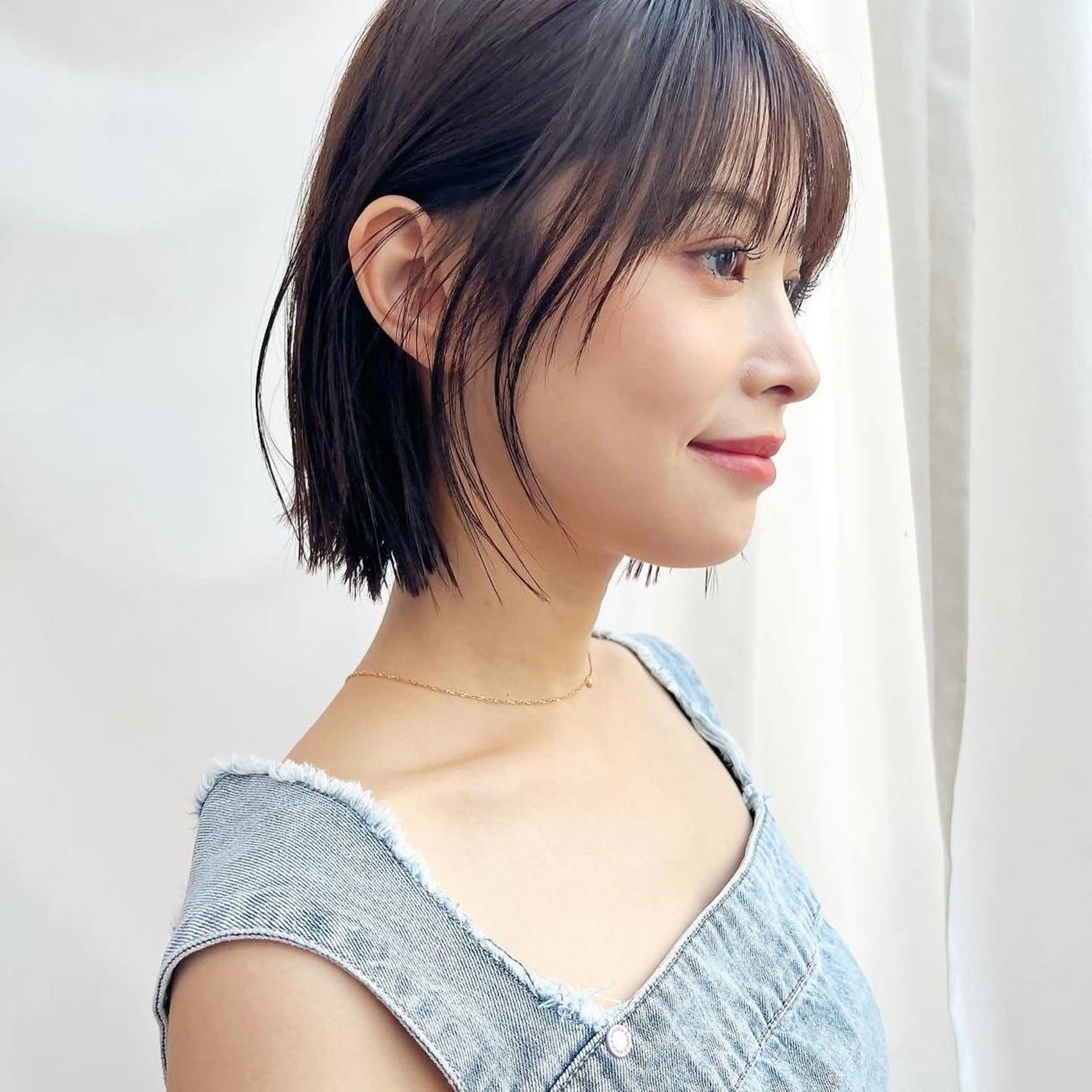 ショート カラー 切りっぱなしボブ 前下がりボブ ブリーチ グレージュ イルミナカラー カット ヘアカラー トリートメント レイヤー専門家 ダブルカラー修のヘアスタイル