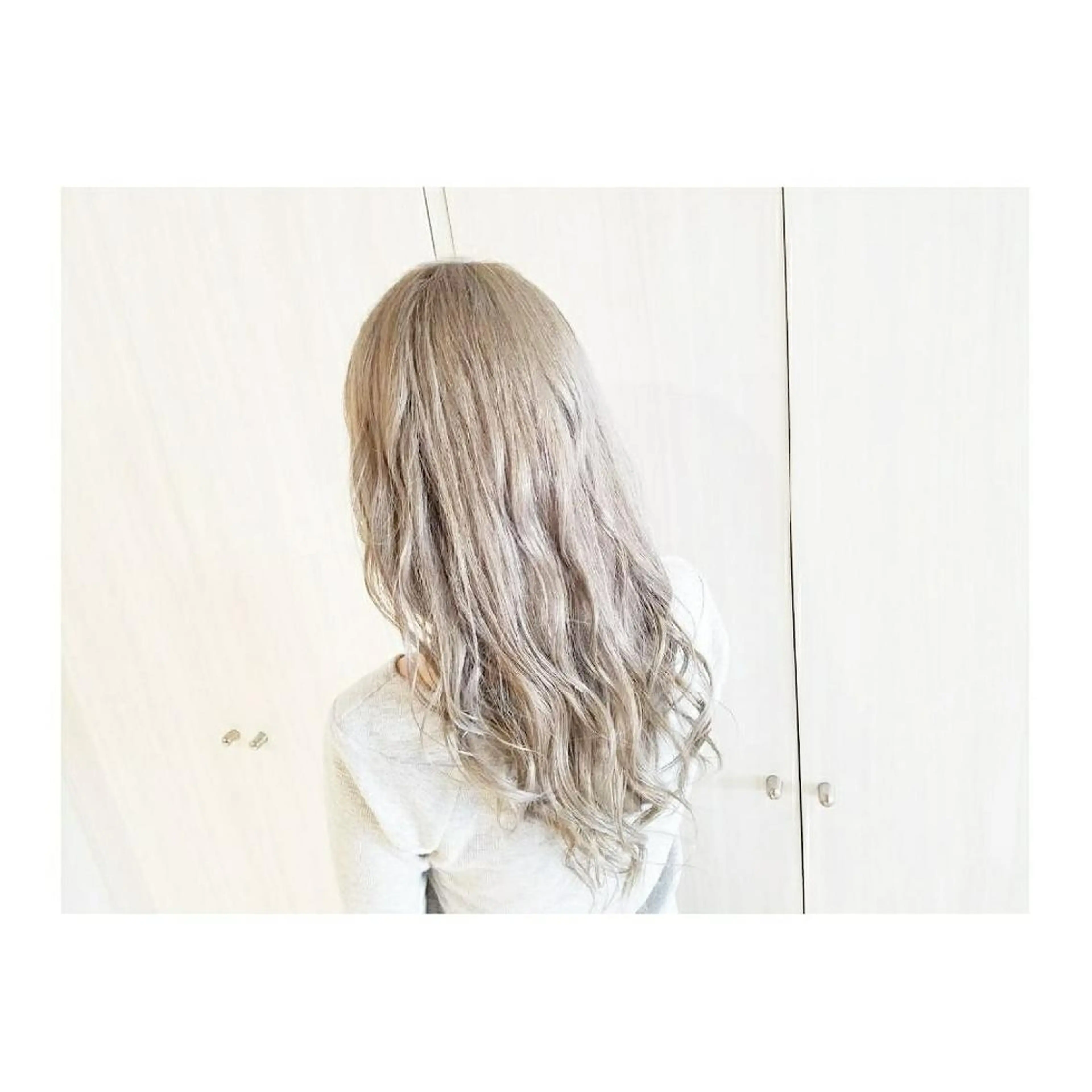 ロング カラー アッシュ ブリーチ ホワイトアッシュ ヘアカラー トリートメント Luana 矢場町のヘアスタイル