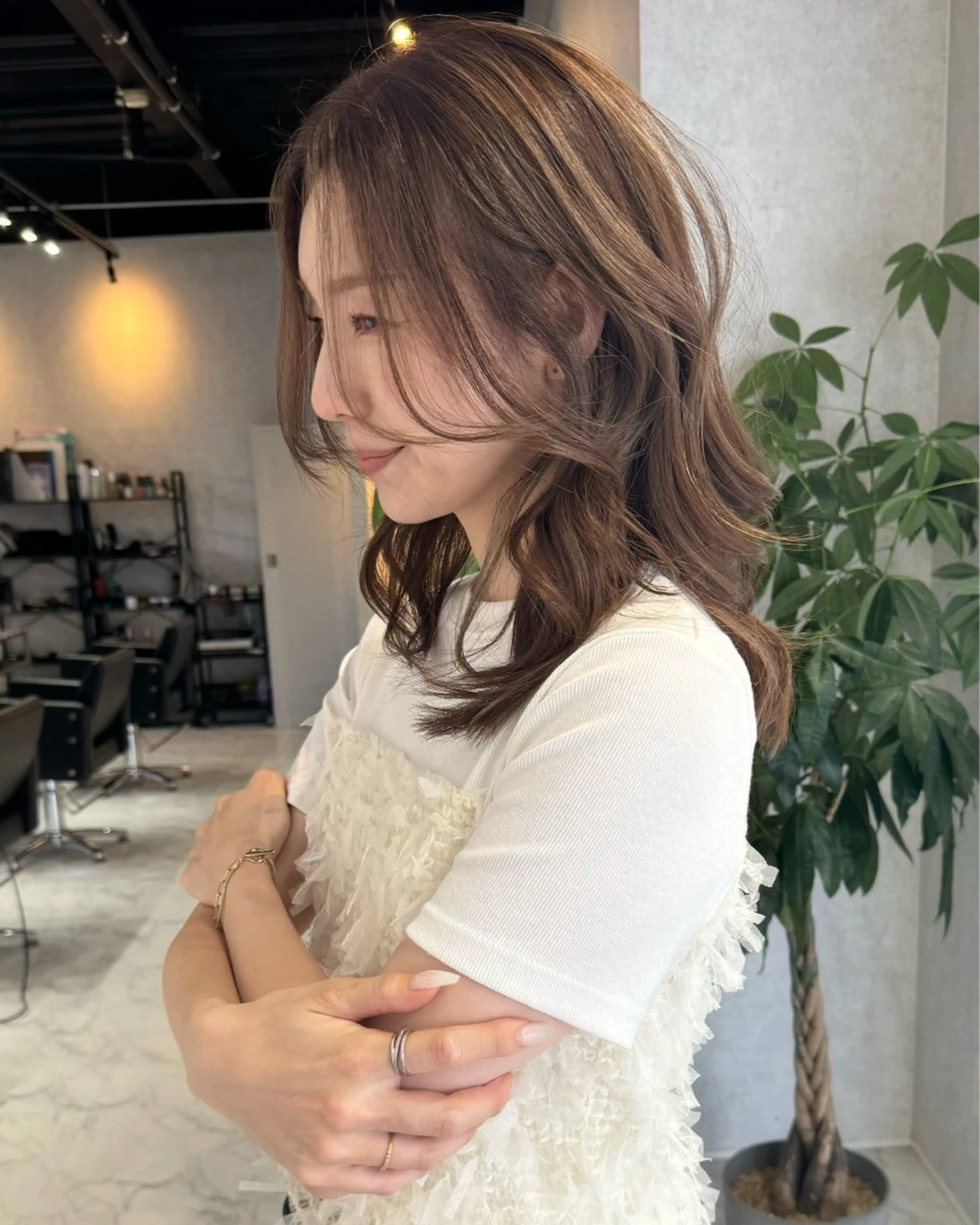 ミディアム カラー ヘアアレンジ バレイヤージュ ブリーチ ハイライトカラー ハイトーンカラー ハイライト カット ヘアカラー トリートメント アンドウ ユウ/ レイヤーカット/韓国のヘアスタイル