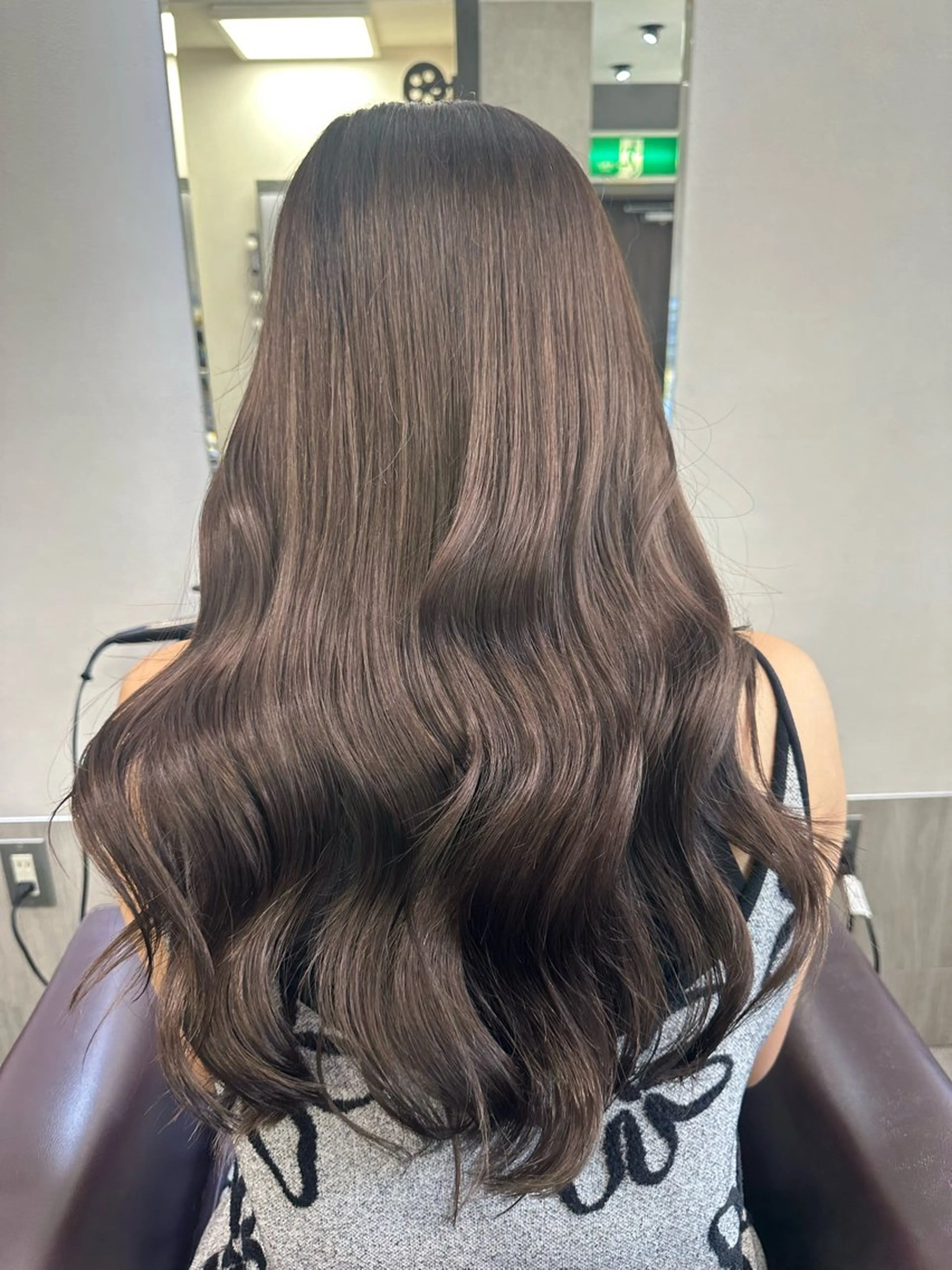 カラー ベージュカラー AIRI layer cut hairのヘアスタイル
