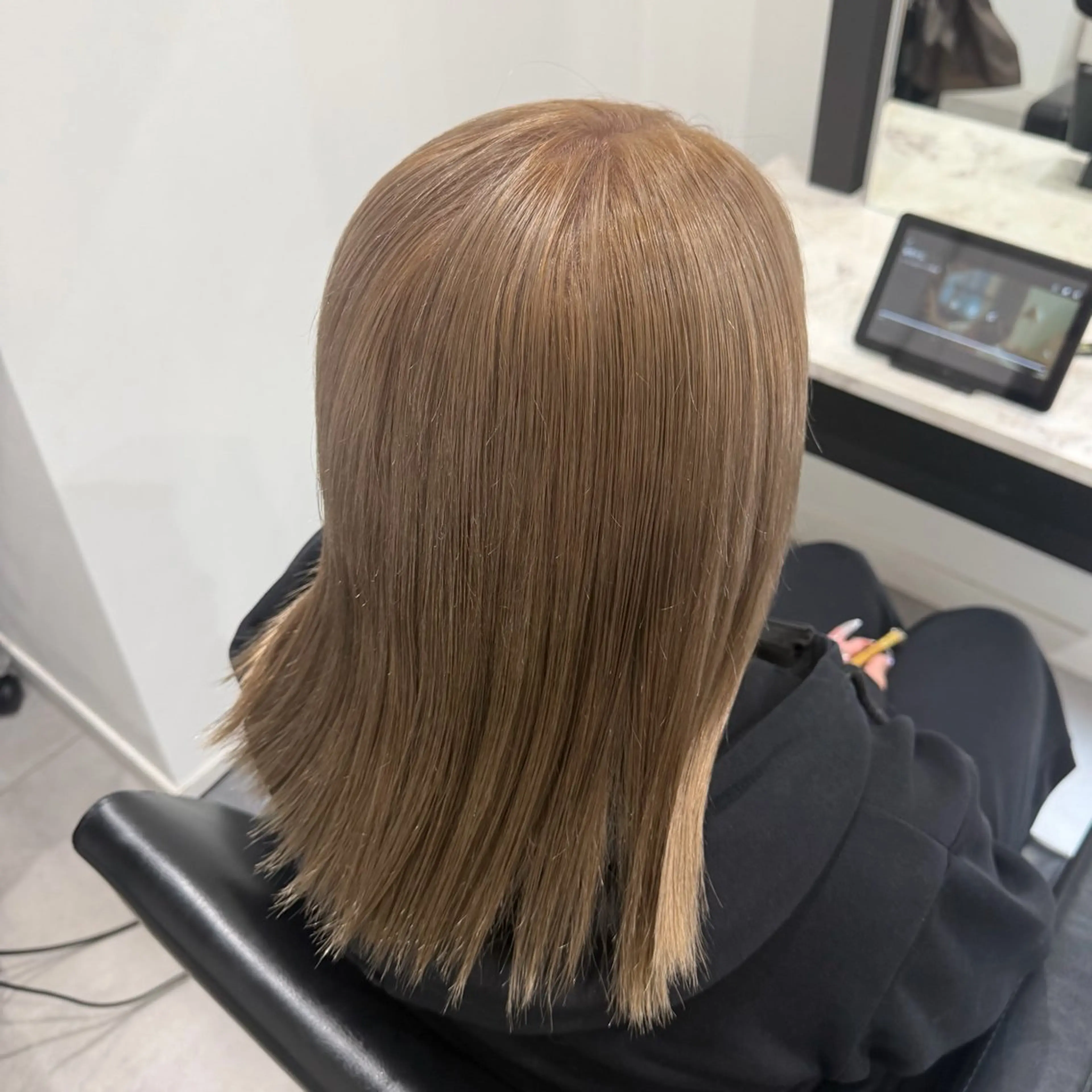ミディアム カラー ベージュカラー ブリーチ ラベンダーカラー ミルクティーベージュ ヘアカラー Dia ‎ アキヨシ ミユのヘアスタイル