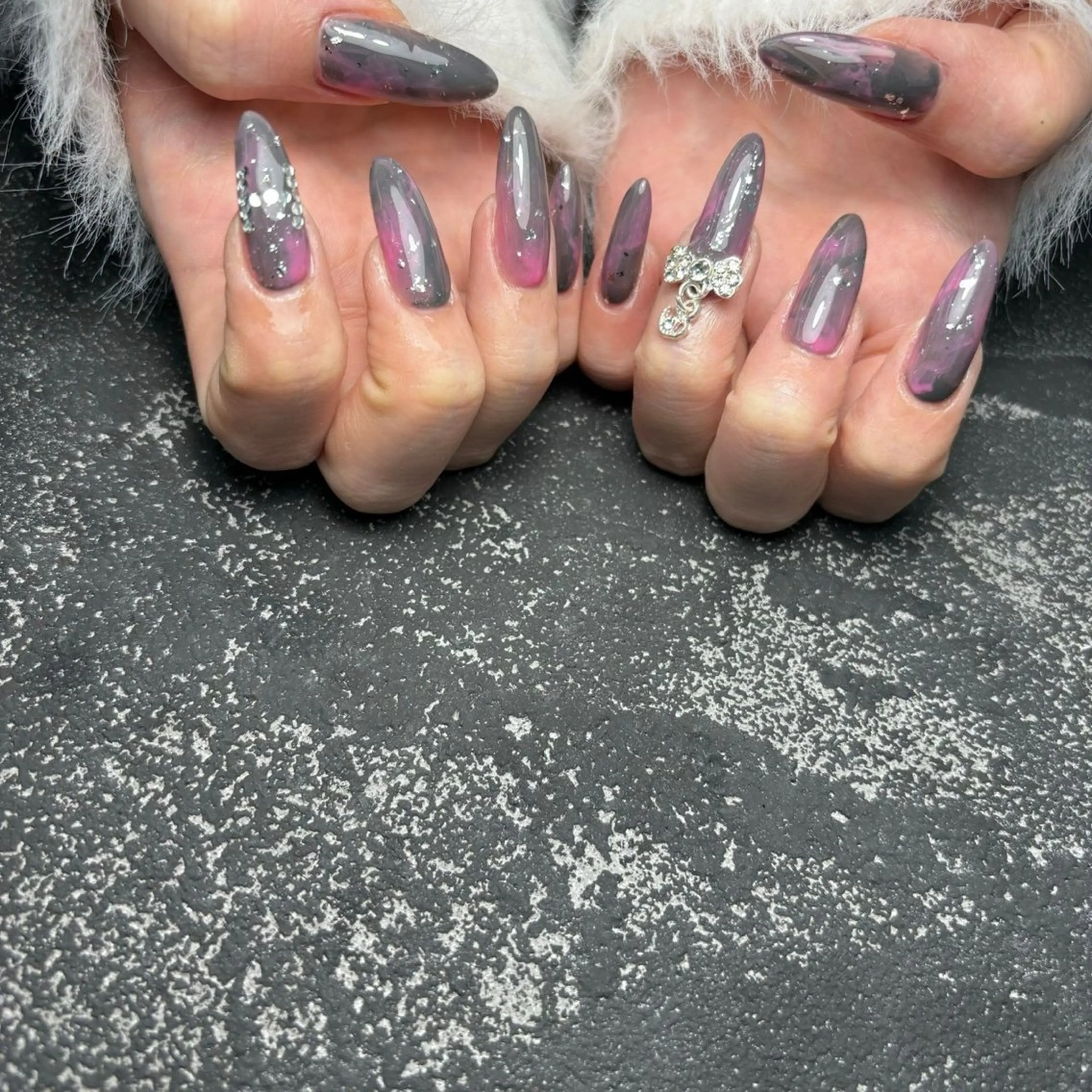 ネイル アートネイル ニュアンスネイル パープル ストーンネイル ハンドネイル Quee Stllaのネイルデザイン