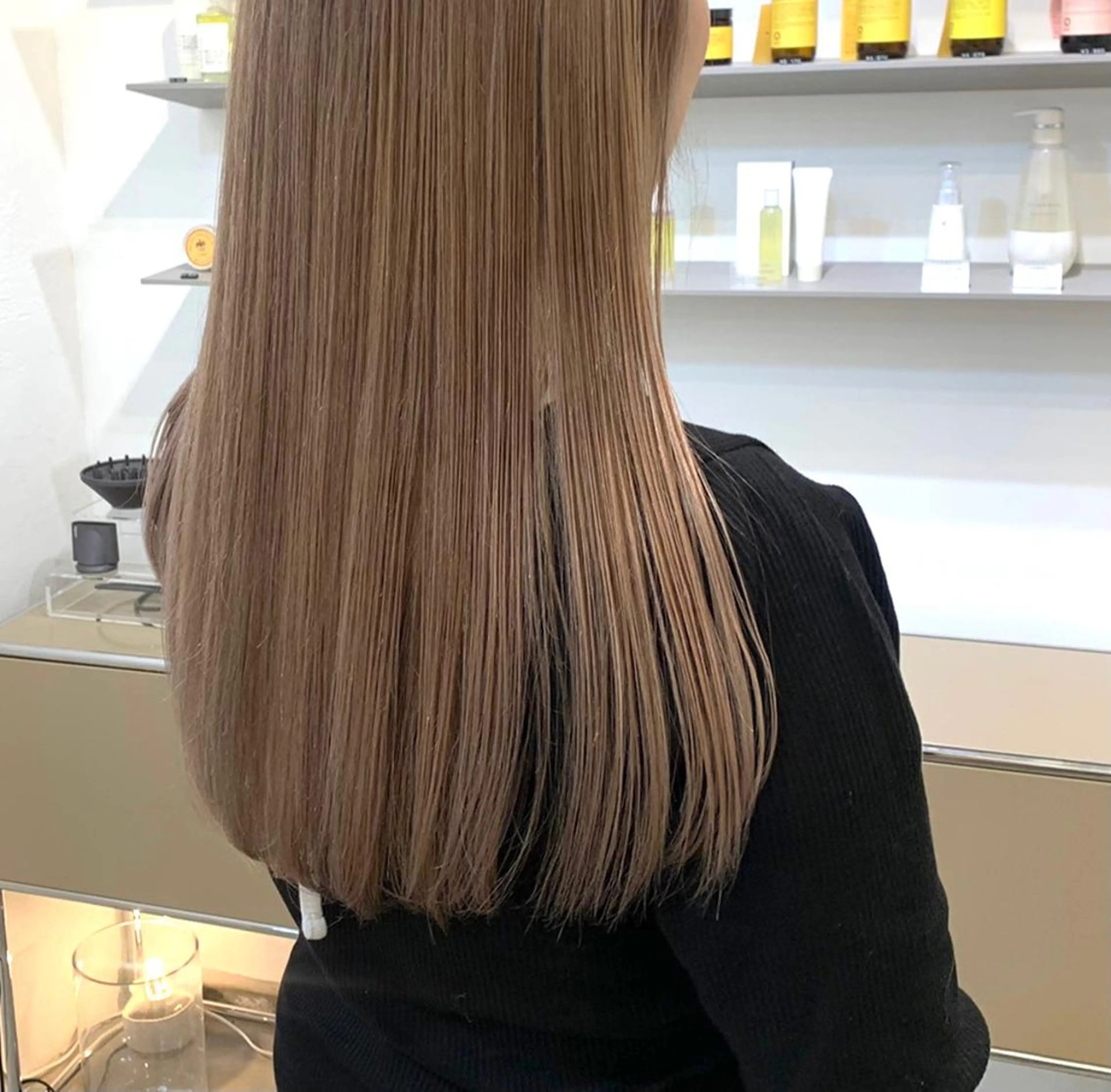 ロング カラー ベージュカラー ミルクティーベージュ ブリーチカラーが人気 onnuのヘアスタイル