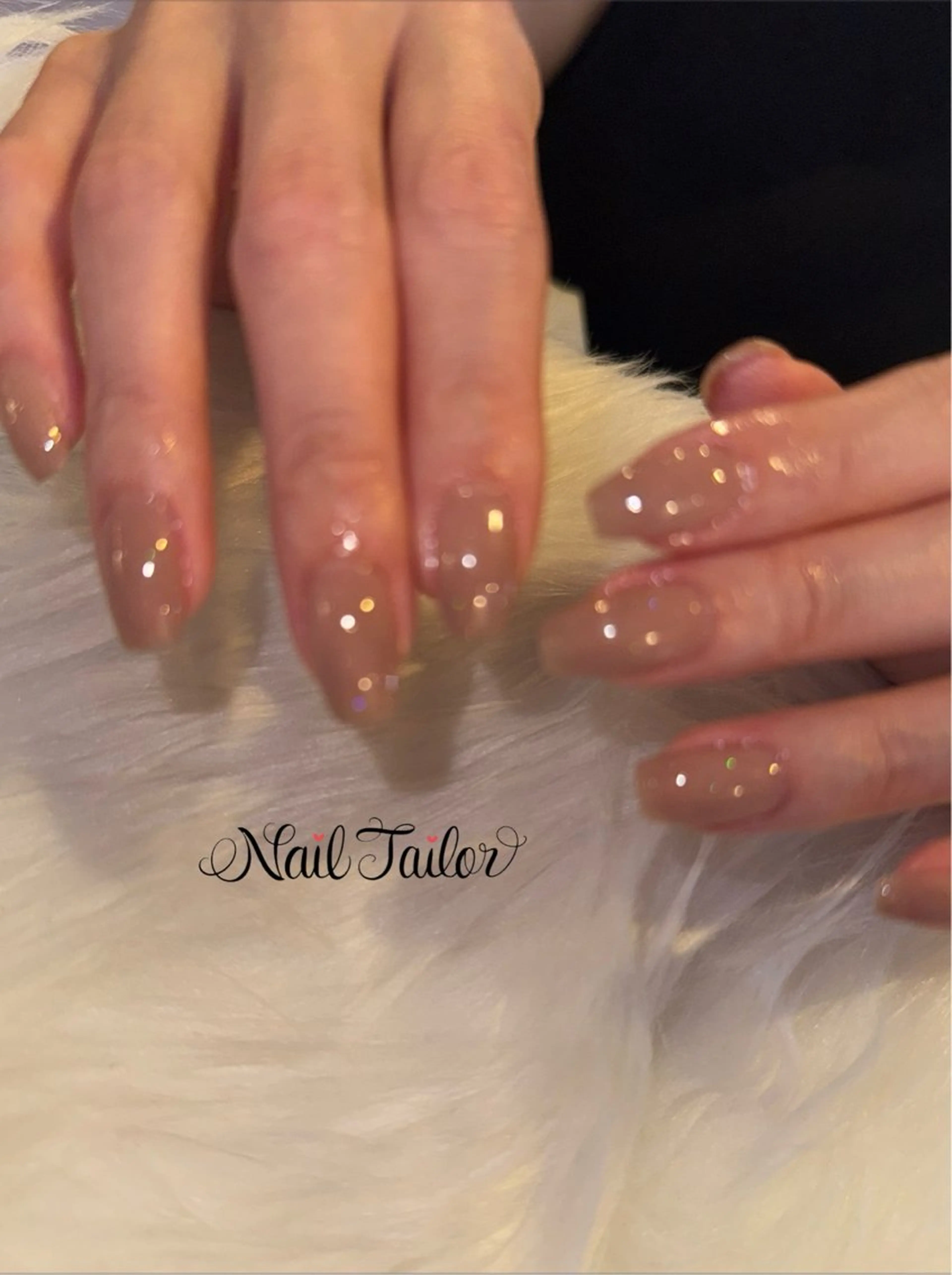 ネイル フラッシュネイル ゴールド キラキラネイル ミディアムネイル オフィスネイル ハンドネイル NailTailor ネイルテイラーのネイルデザイン