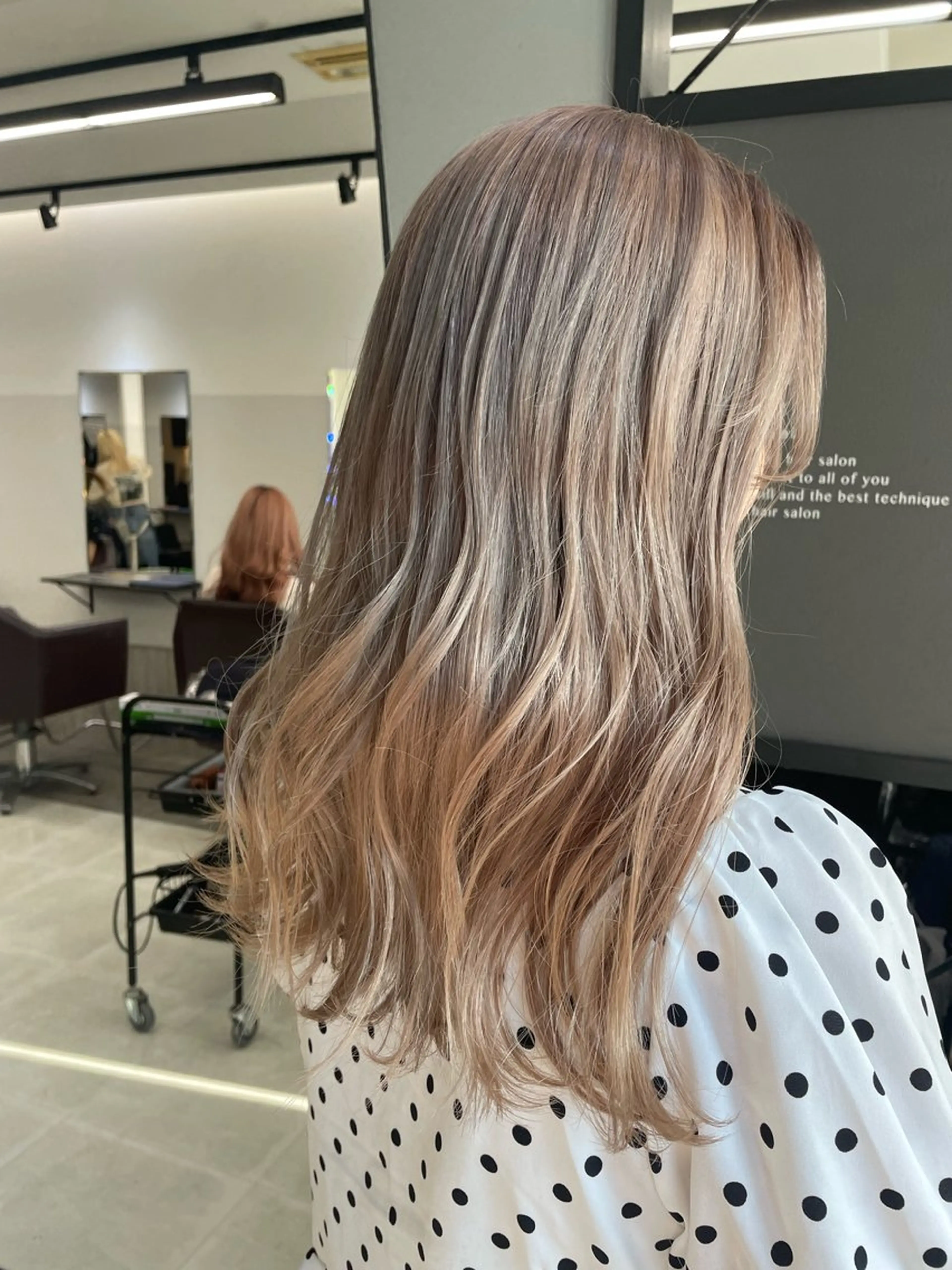 カラー AIRI layer cut hairのヘアスタイル