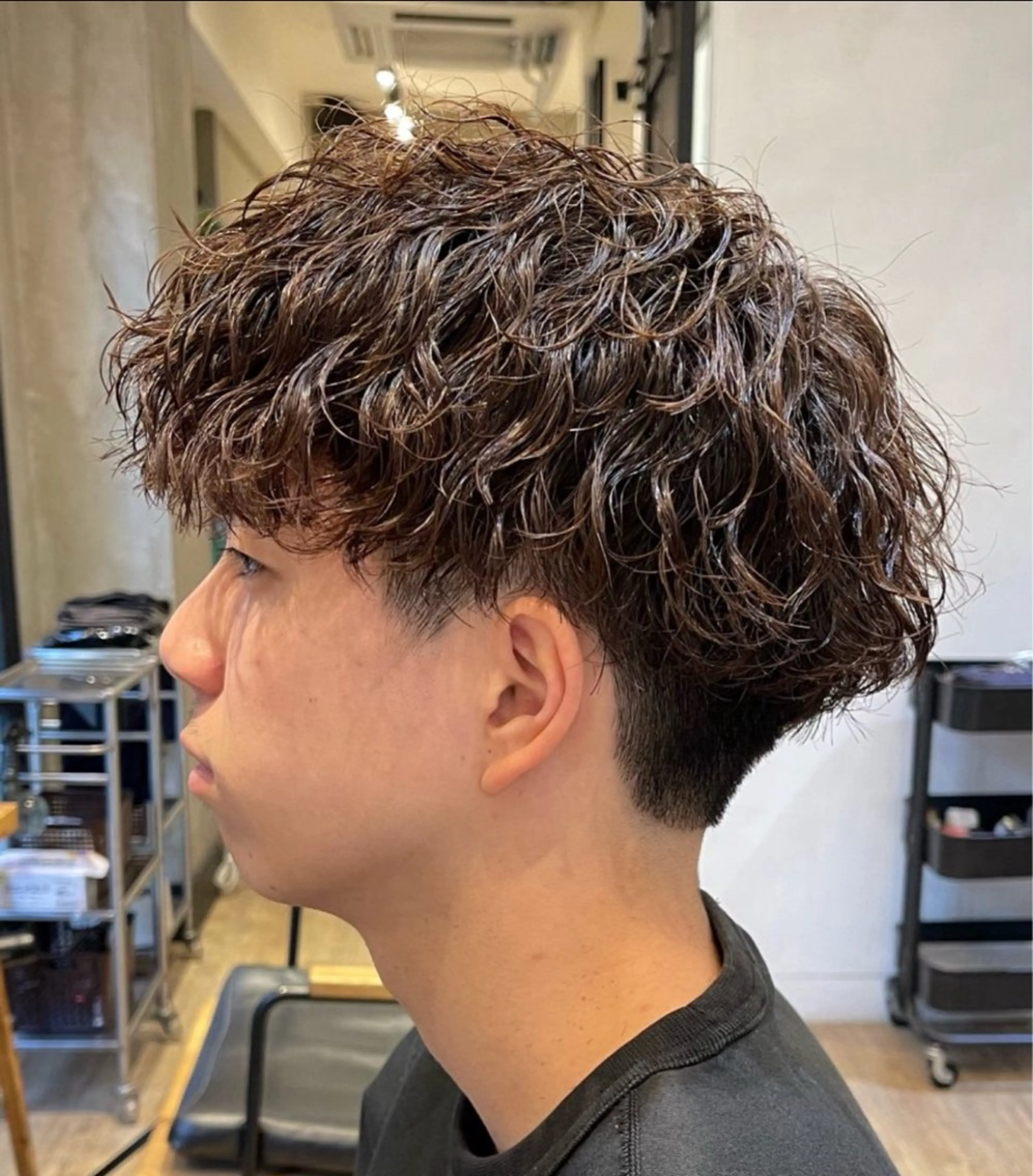 ショート パーマ メンズ ビジネス センターパート フェードカット フェザーパーマ メンズ韓国風 カット パーマ トリートメント ヘアセット 新宿メンズ専門 モテ清潔感パーマ特化のヘアスタイル