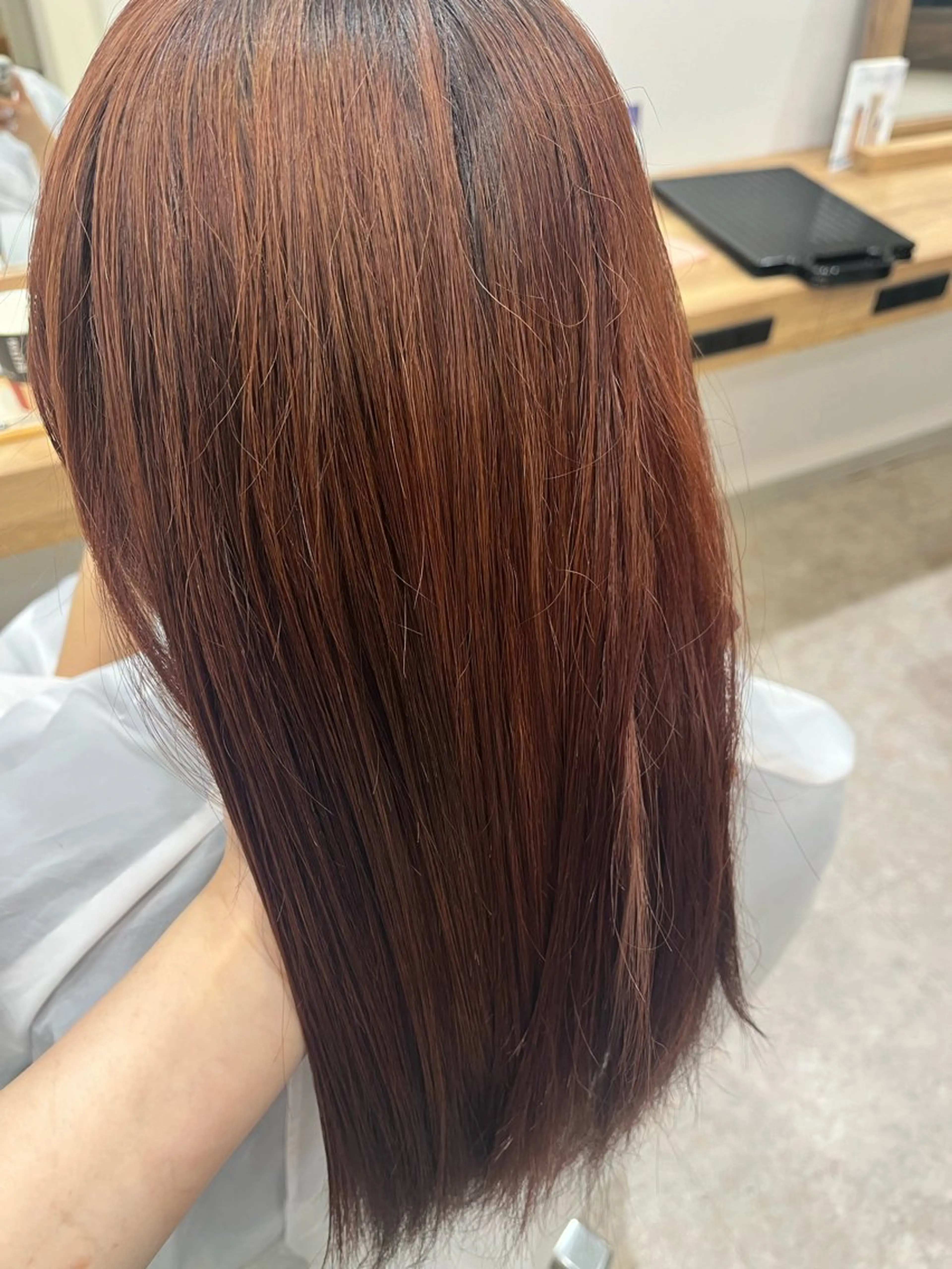 セミロング カラー ブリーチ オレンジ オレンジレッド レッドカラー ヘアカラー トリートメント 黒川 綾音のヘアスタイル