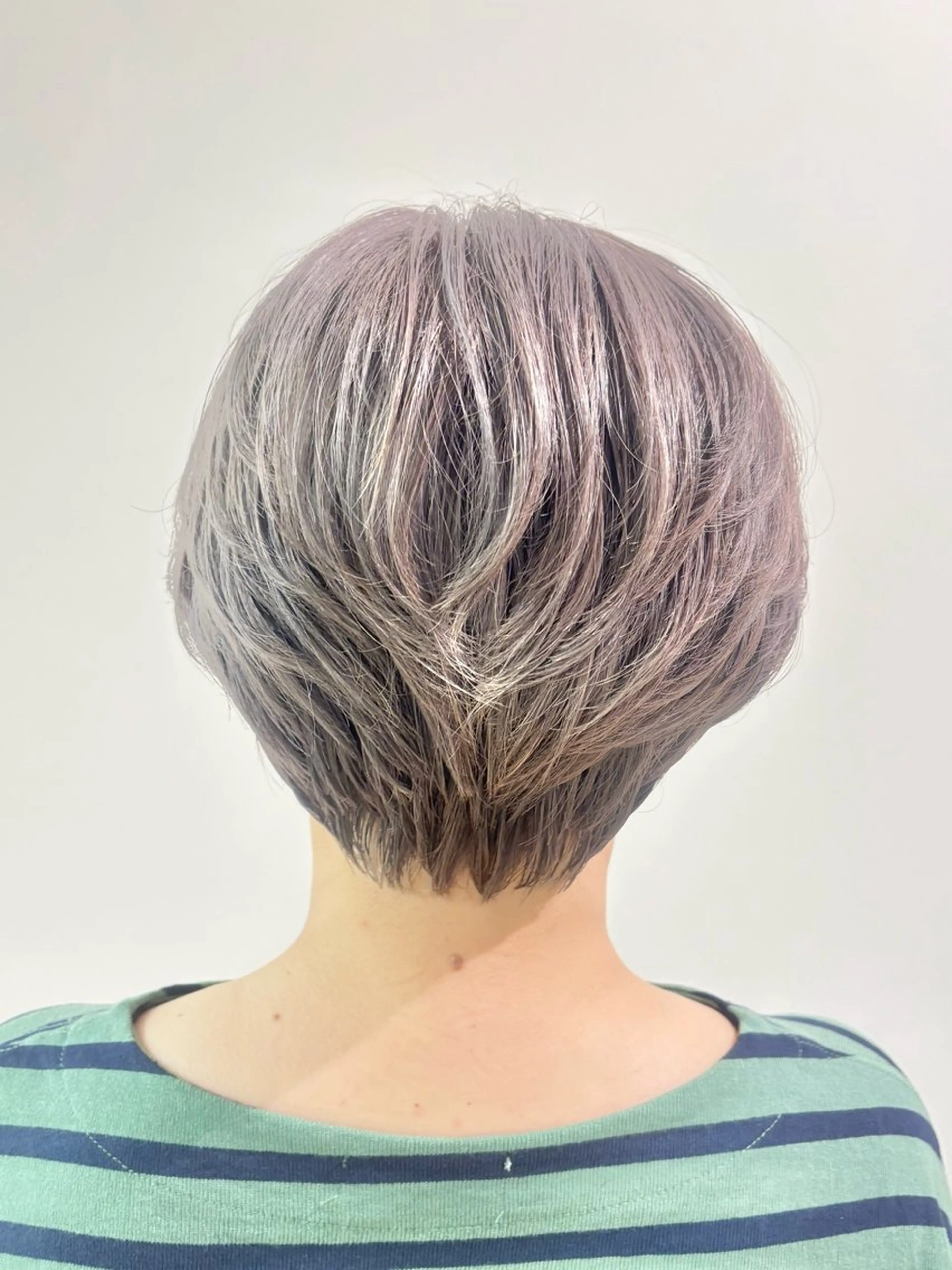 ショート カラー 古川 琴美のヘアスタイル