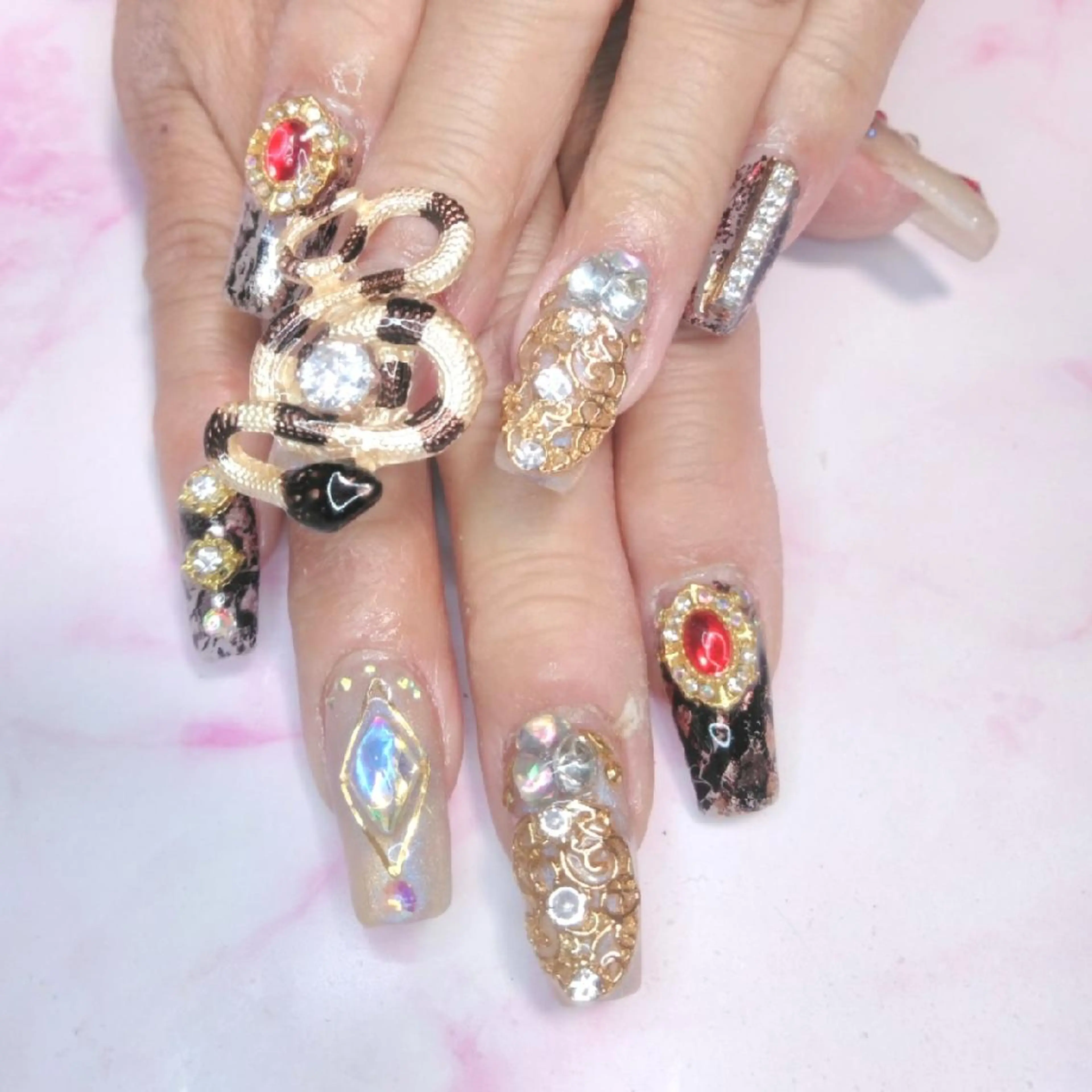 ネイル エステとネイル ローズコンフォートのネイルデザイン