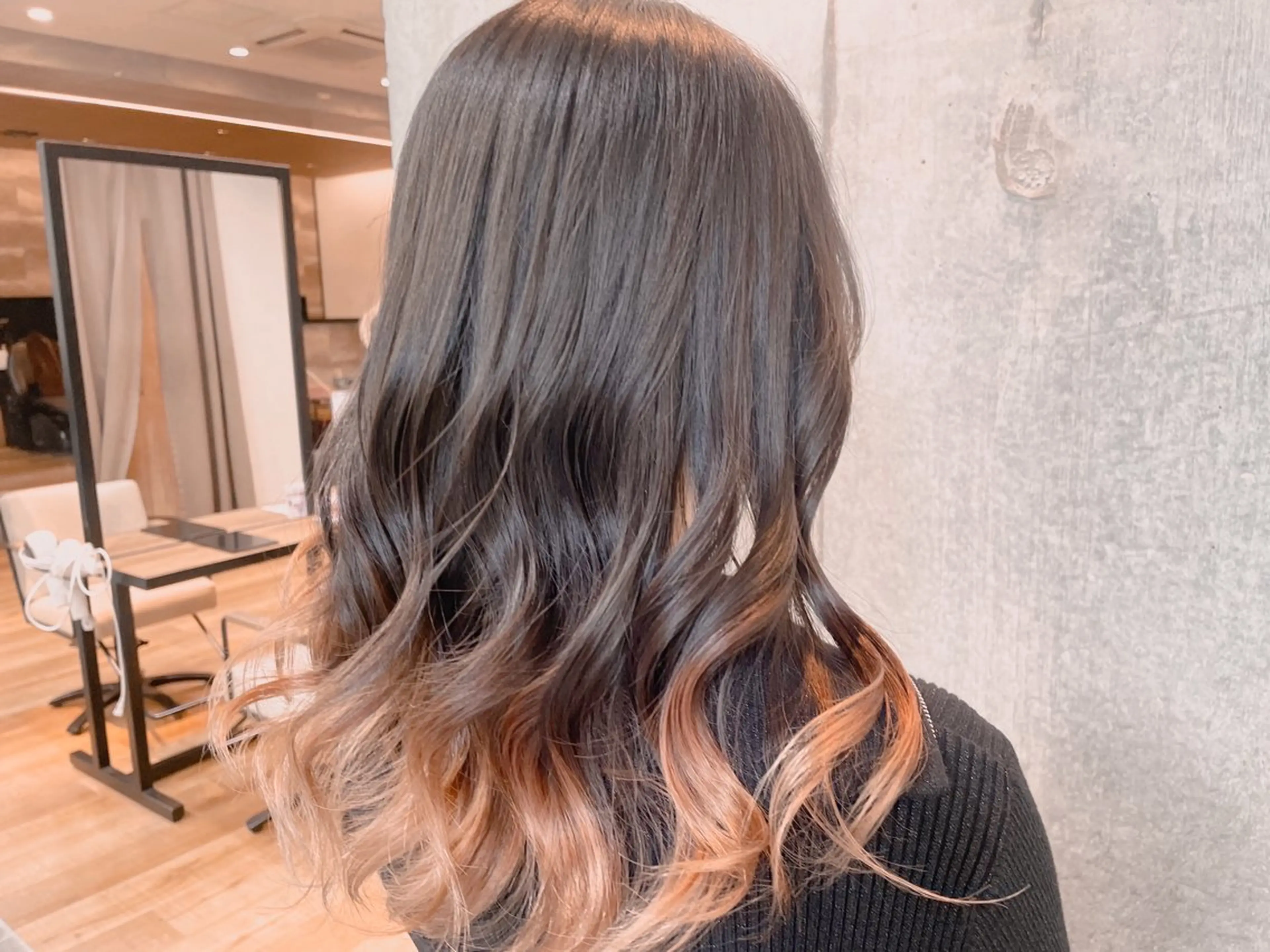 セミロング カラー 塩崎 明菜のヘアスタイル