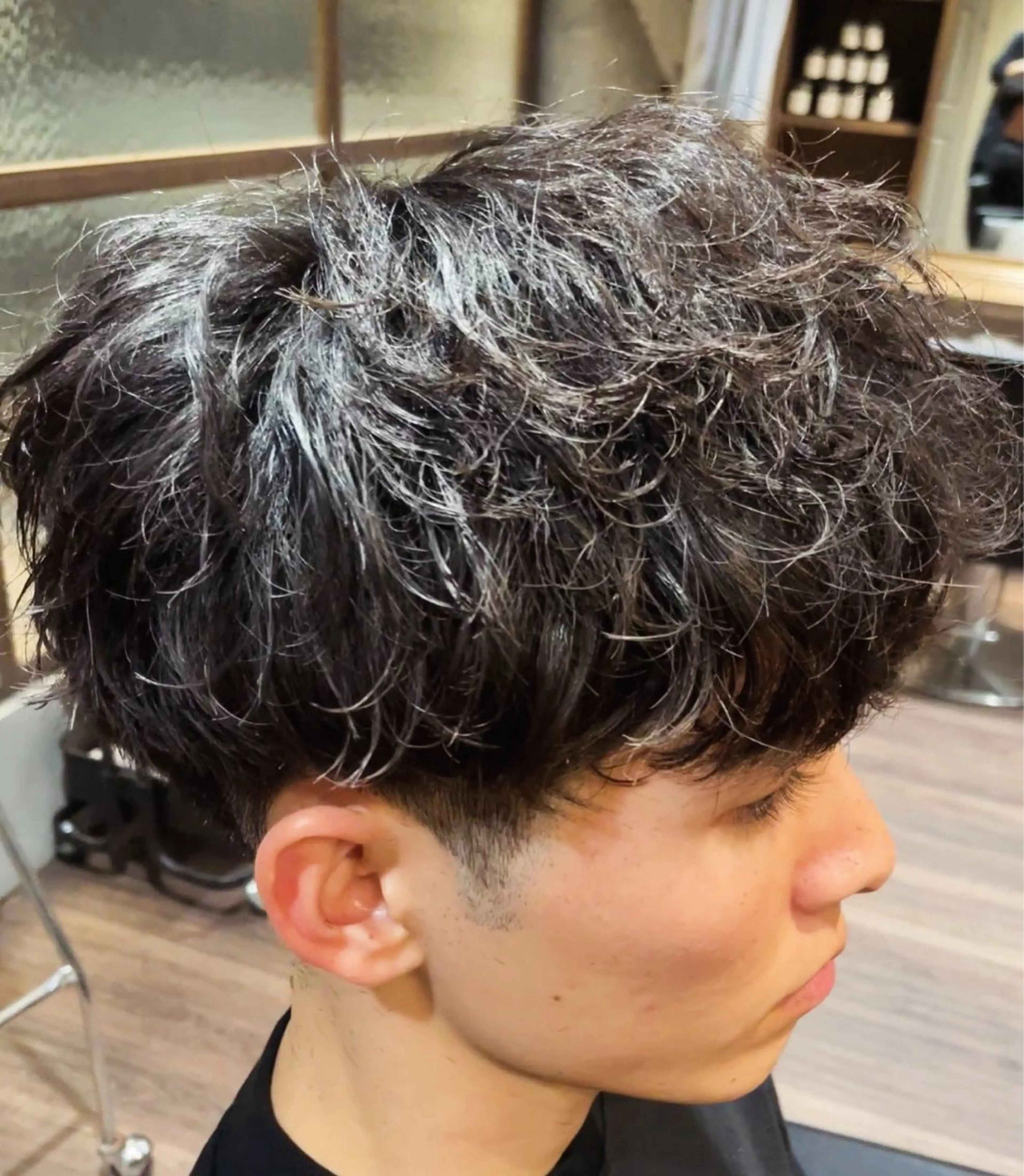 メンズ センターパート メンズハイトーン マッシュウルフ マッシュ メンズパーマ メンズヘア/岩舘 真斗のヘアスタイル